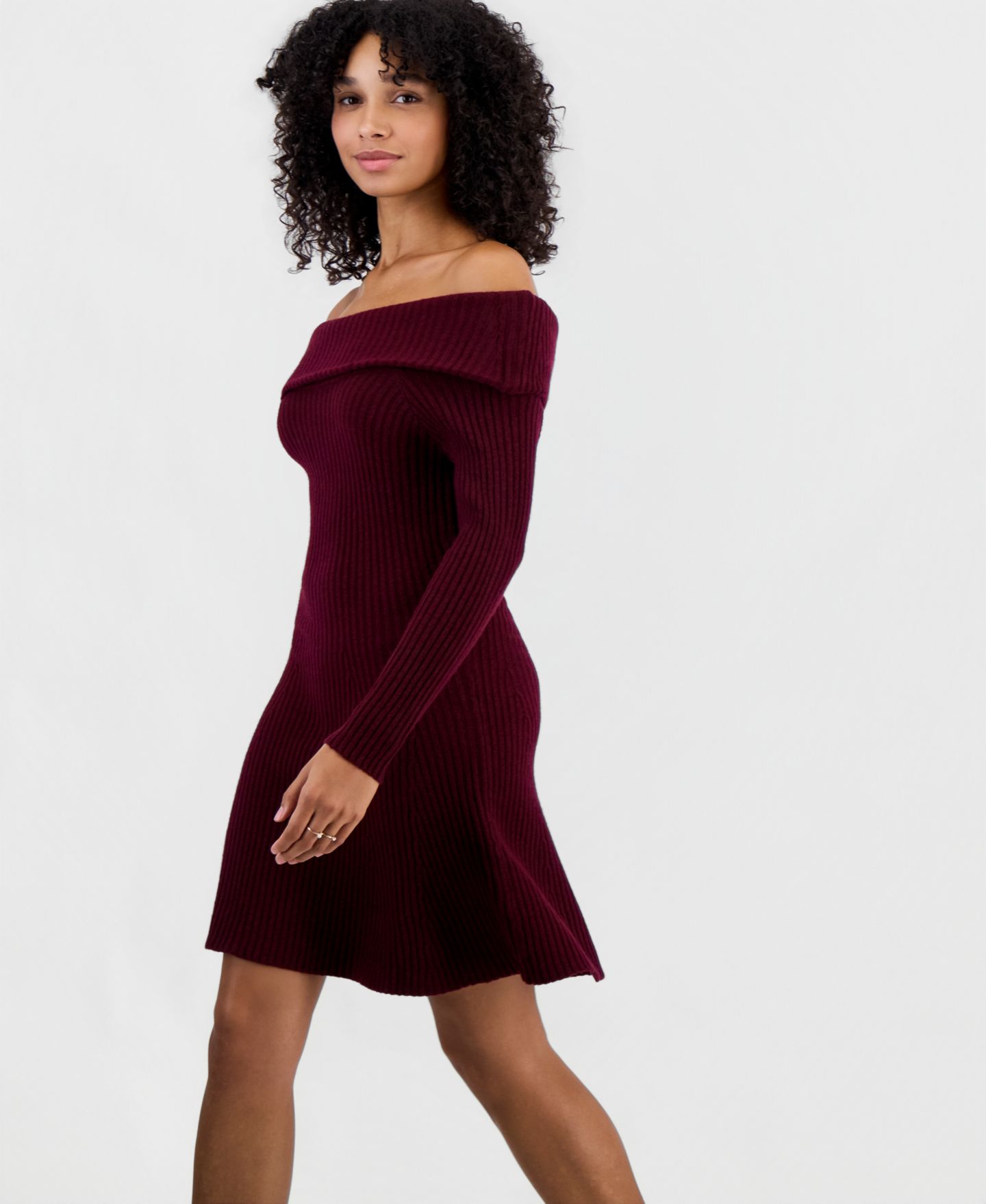 Женское платье Madden Girl Juniors' Marilyn Off-Shoulder Ribbed-Knit Sweater Dress, цвет: Розовато-лиловый винный — фото 3