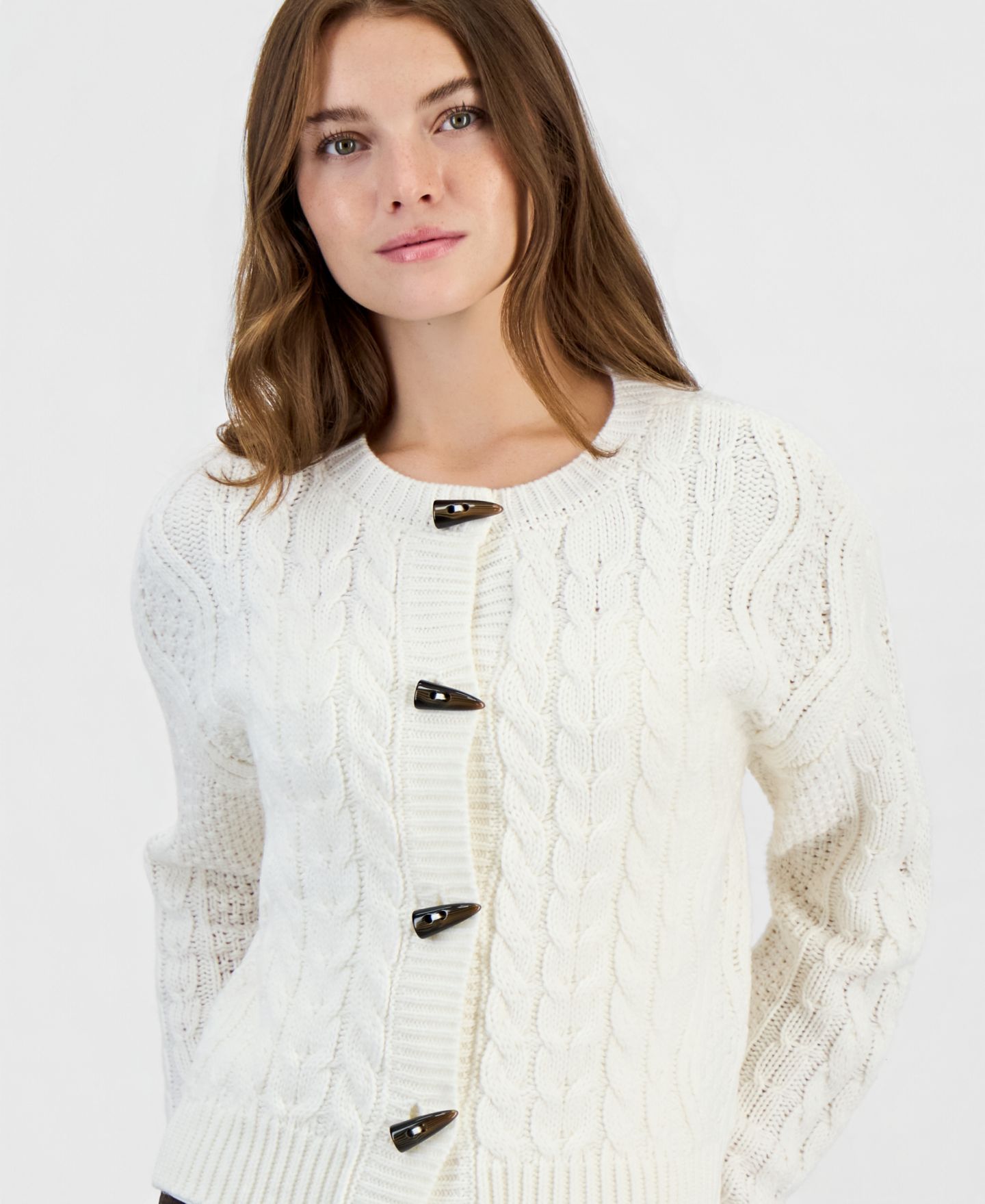 Женский кардиган Hooked Up by IOT Juniors' Fitted Cable-Knit Toggle, цвет: Кокосовое молоко — фото 3