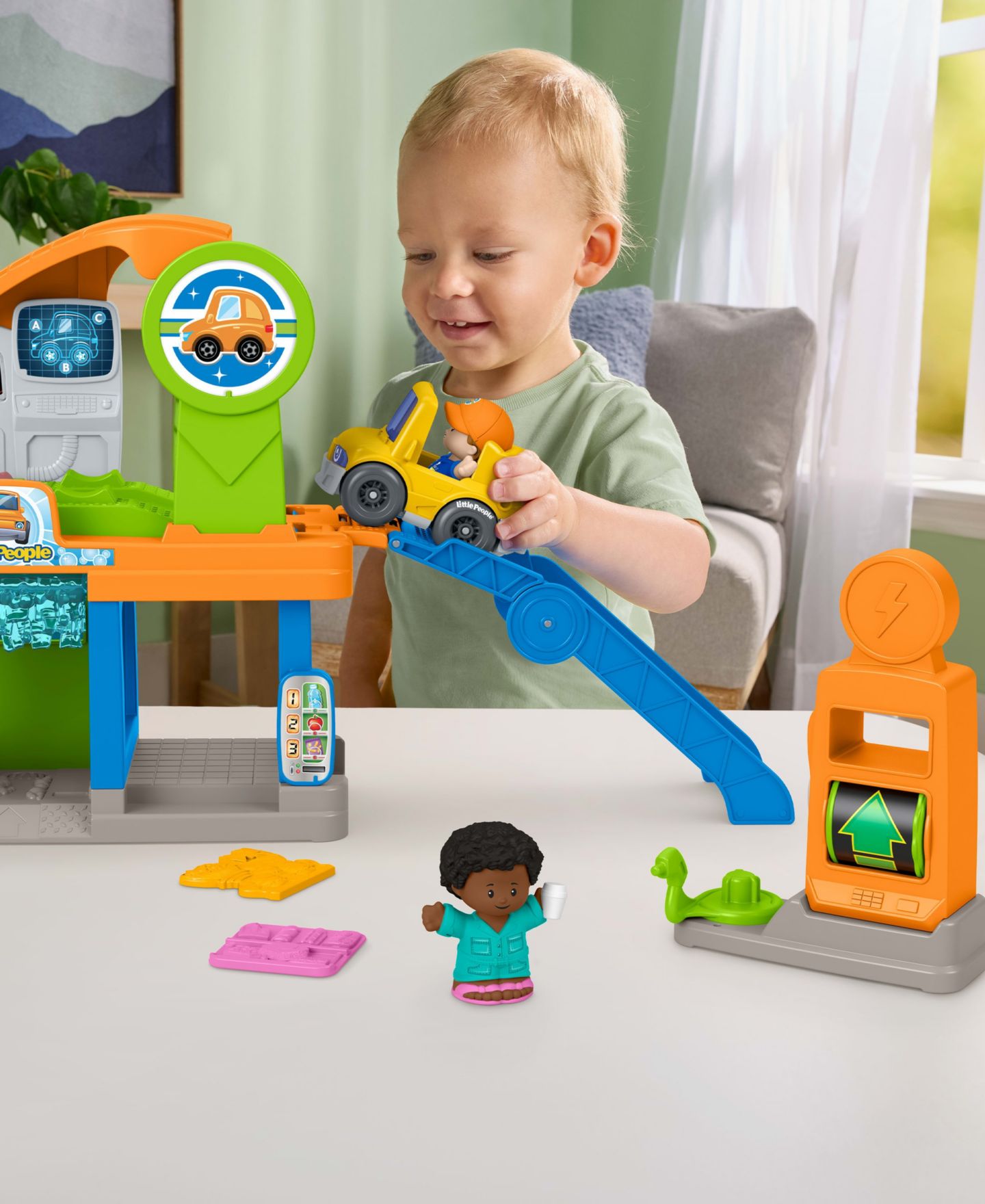 Детский игровой набор Fisher Price Little People Fillin' Fun Service Station Folding-Ramp Playset, Ages 1+ — фото 5