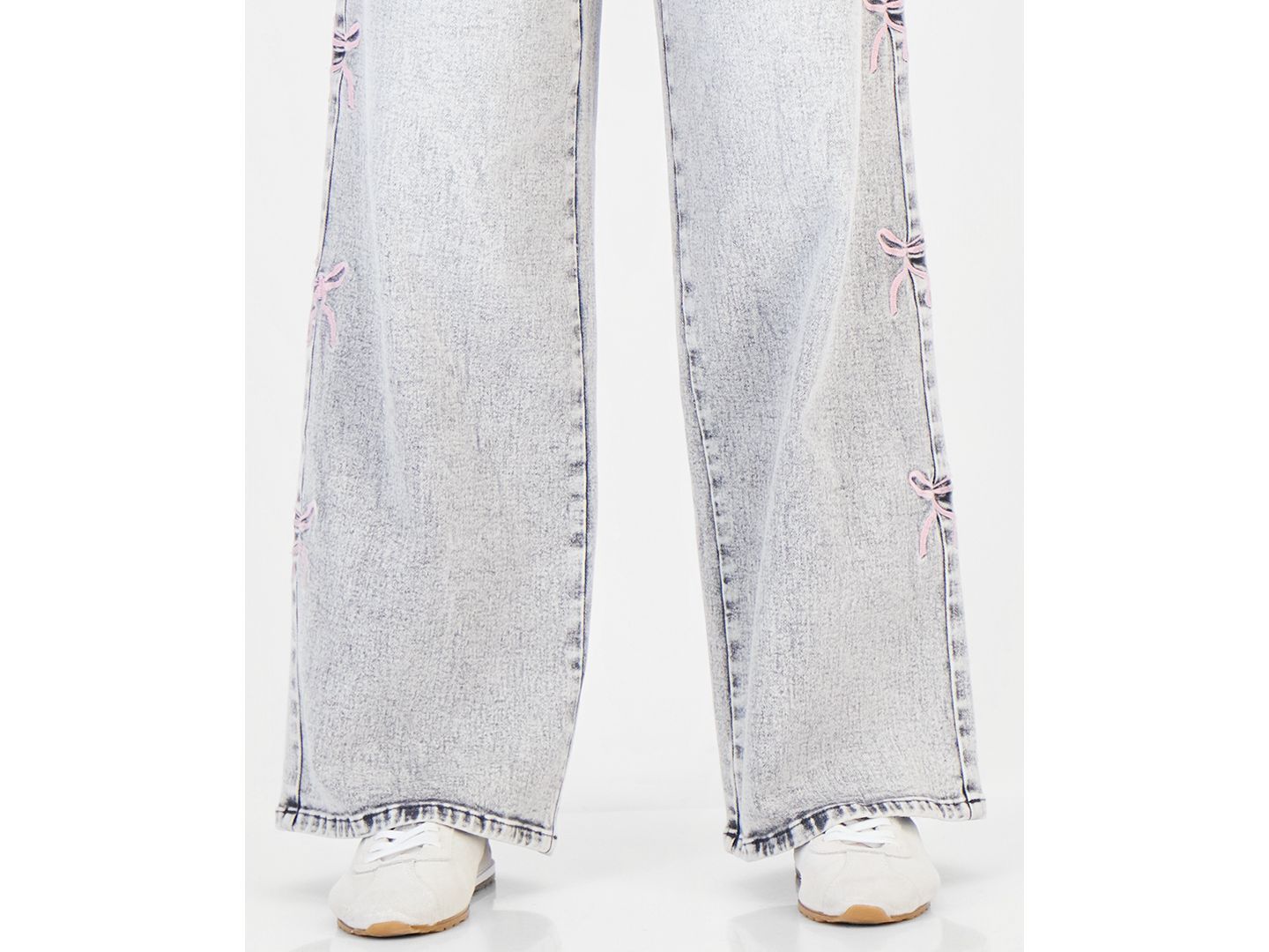 Женские джинсы Madden Girl Ultra 90s High-Rise Wide-Leg Bow Embroidery, цвет: Серый — фото 6