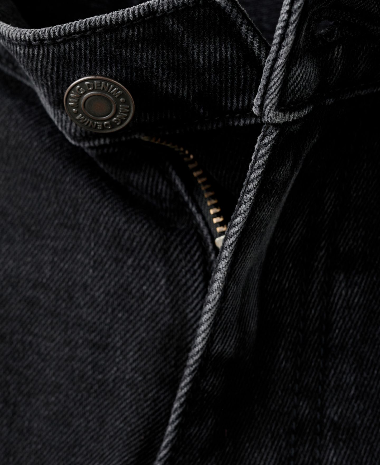 Мужские шорты MANGO Slim-Fit Cuffed 9.45" Bermuda, цвет: Чёрный джинсовый — фото 3