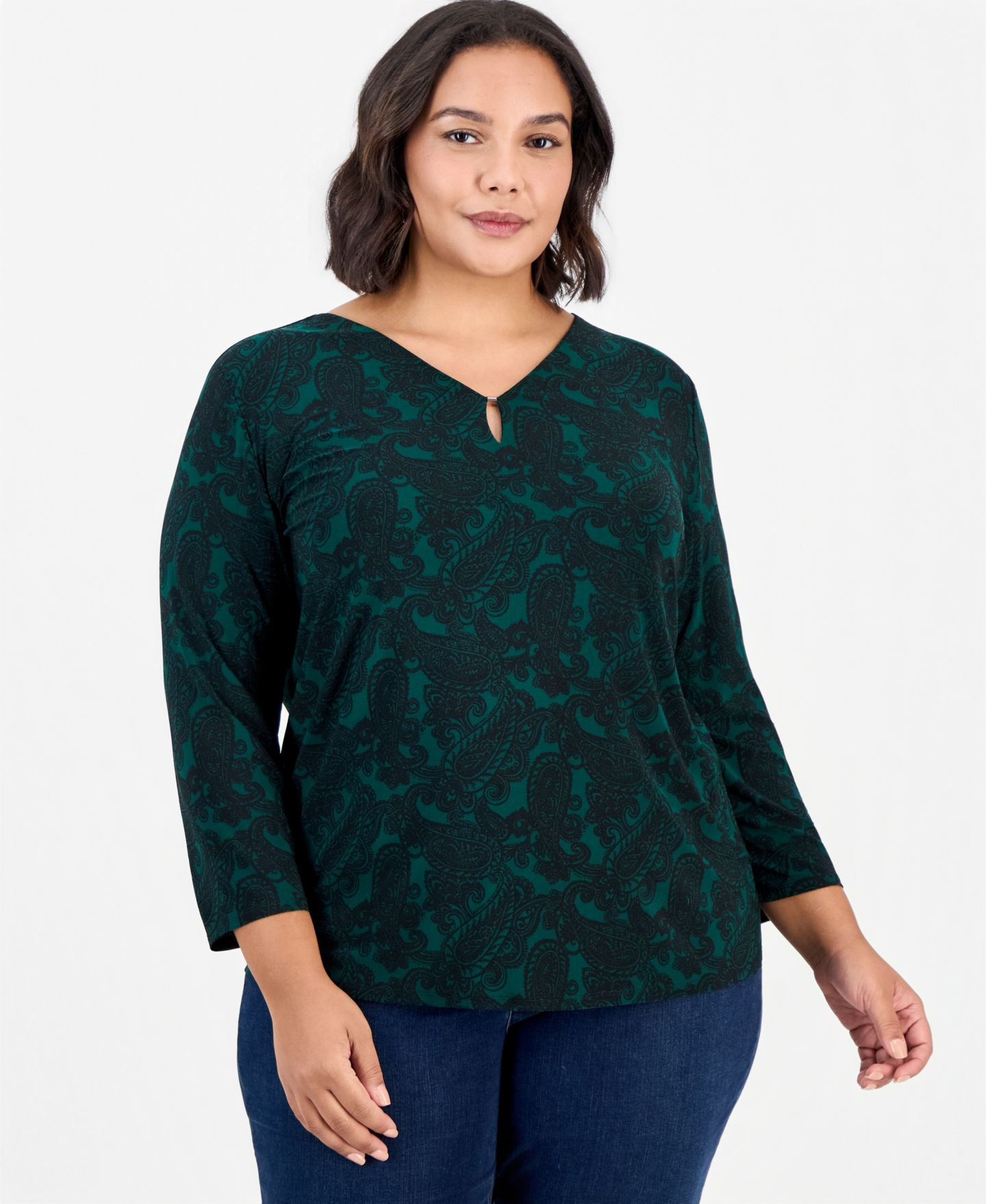 Женская блузка Jones New York Plus Size Paisley-Print 3/4-Sleeve Keyhole, цвет: Тёмно-зелёный / Чёрный — фото 1