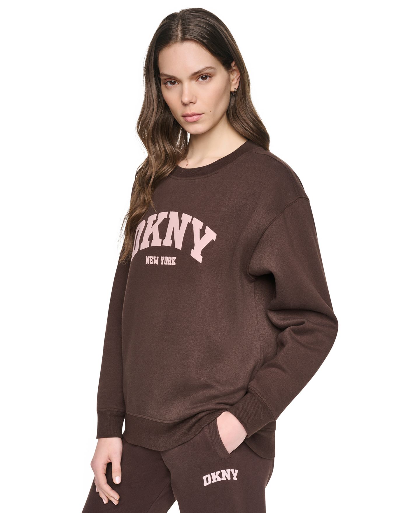 Женский свитшот DKNY Sport Varsity Puff Logo Crewneck Long-Sleeve Cotton-Blend Fleece, цвет: Тёмно-коричневый / Пудровый розовый — фото 3