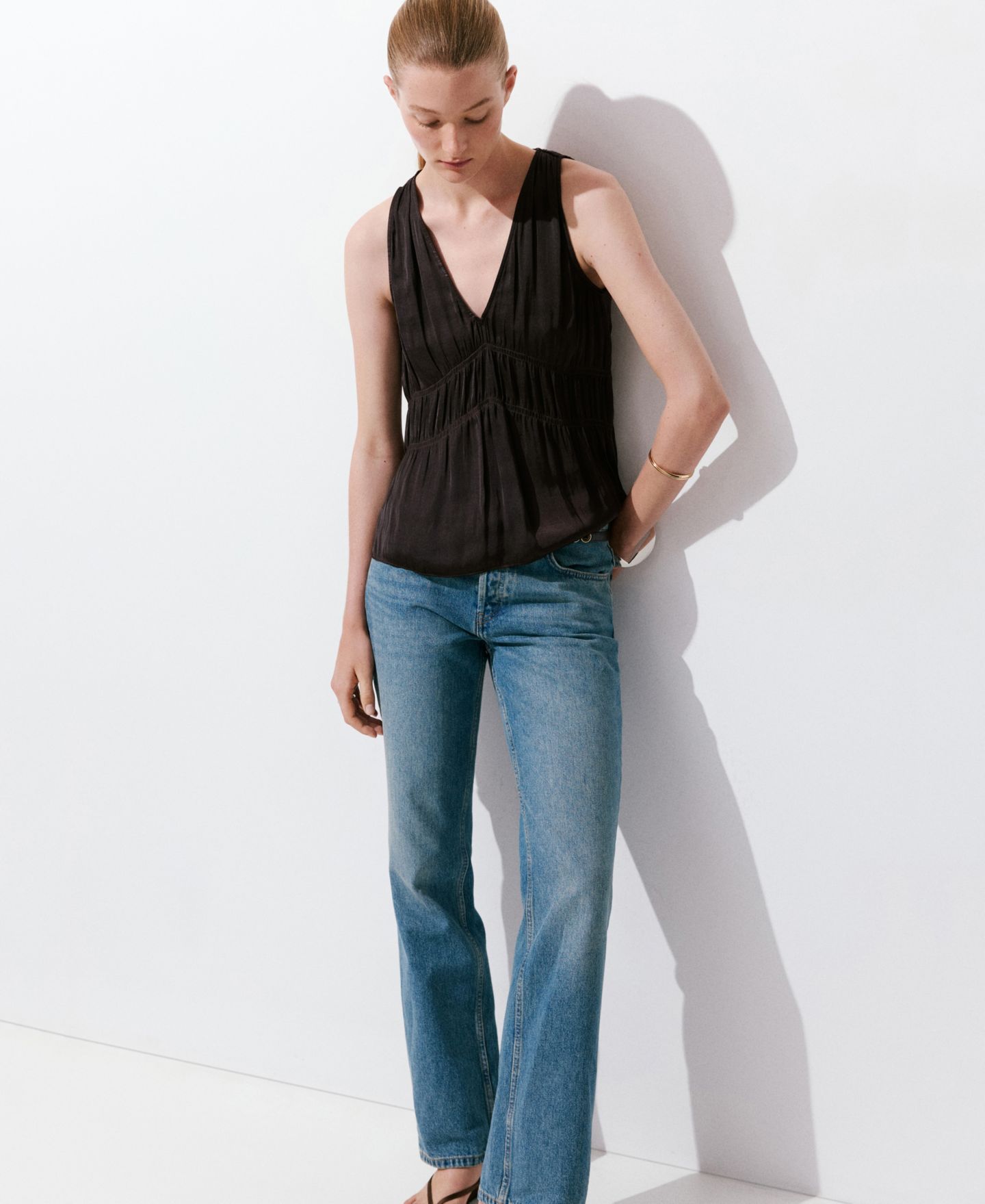 Женская блузка Mango Ruched V-Neck Sleeveless, цвет: Коричневый — фото 4