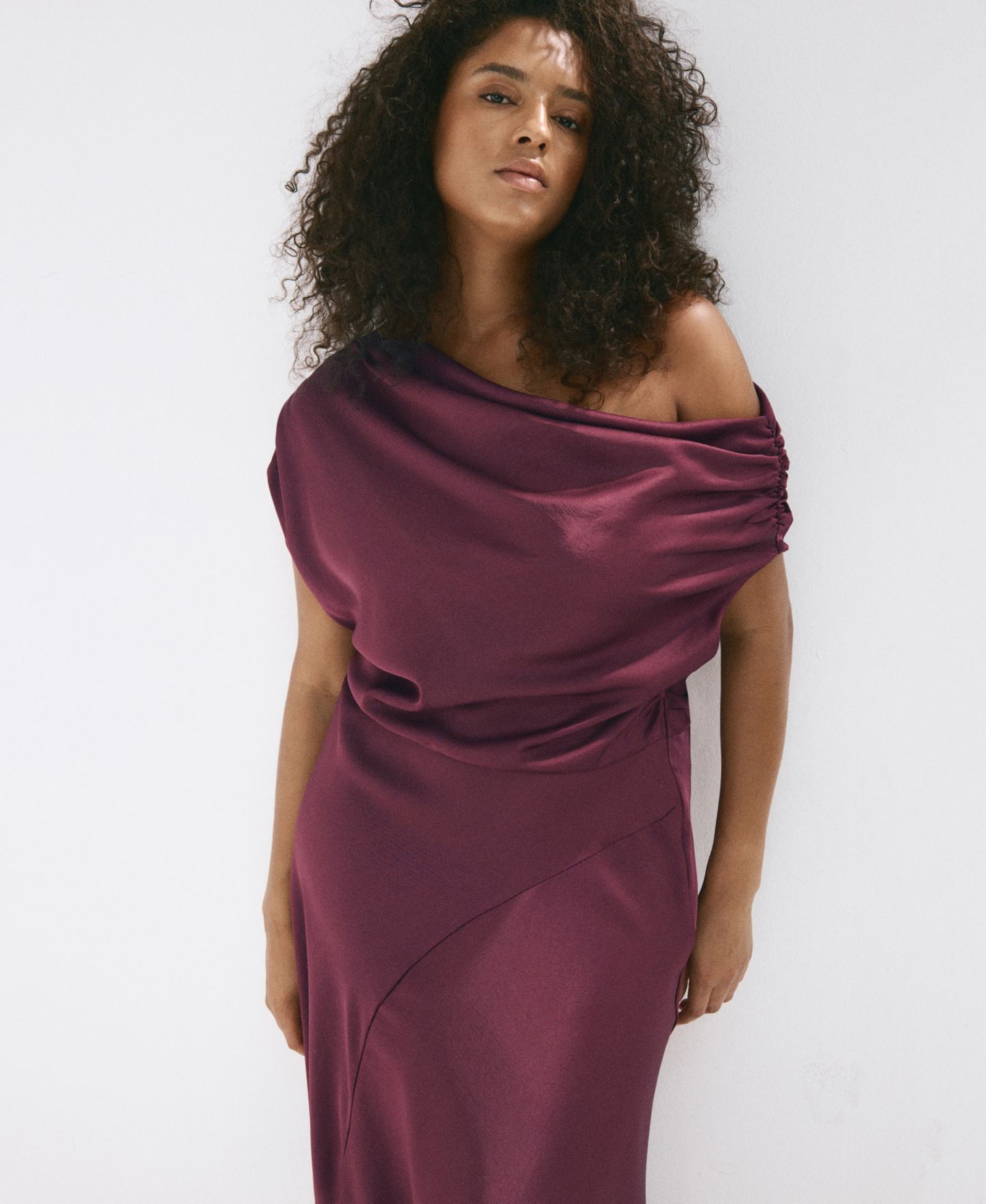 Женское платье MANGO Asymmetrical Ruched Off-the-Shoulder, цвет: Винный — фото 2