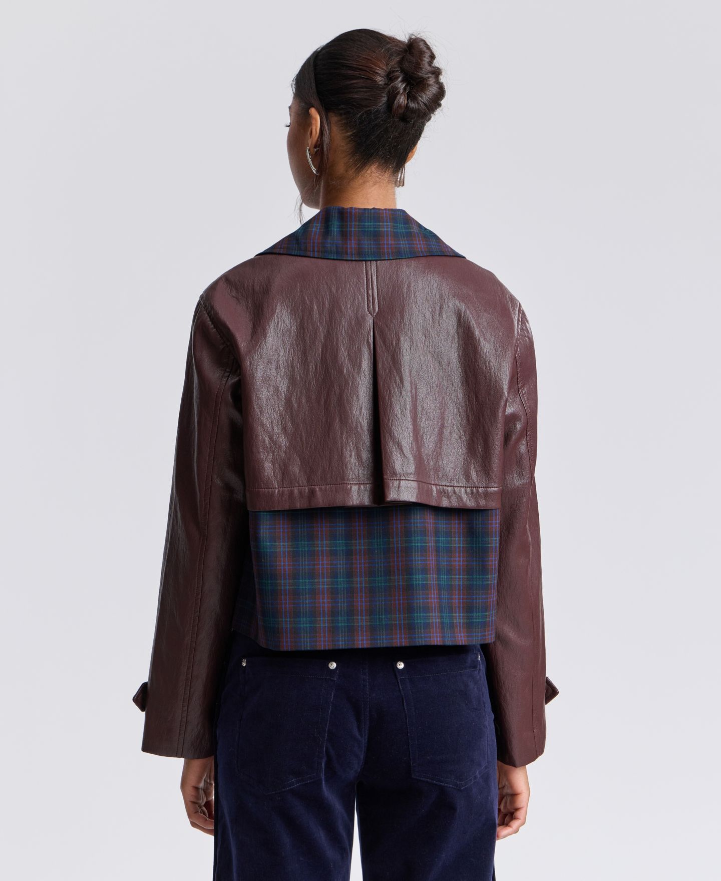 Женская куртка Avec Les Filles Cropped Colorblocked Spread Collar Trench, цвет: Синий клетчатый / Бордовый разноцветный — фото 7
