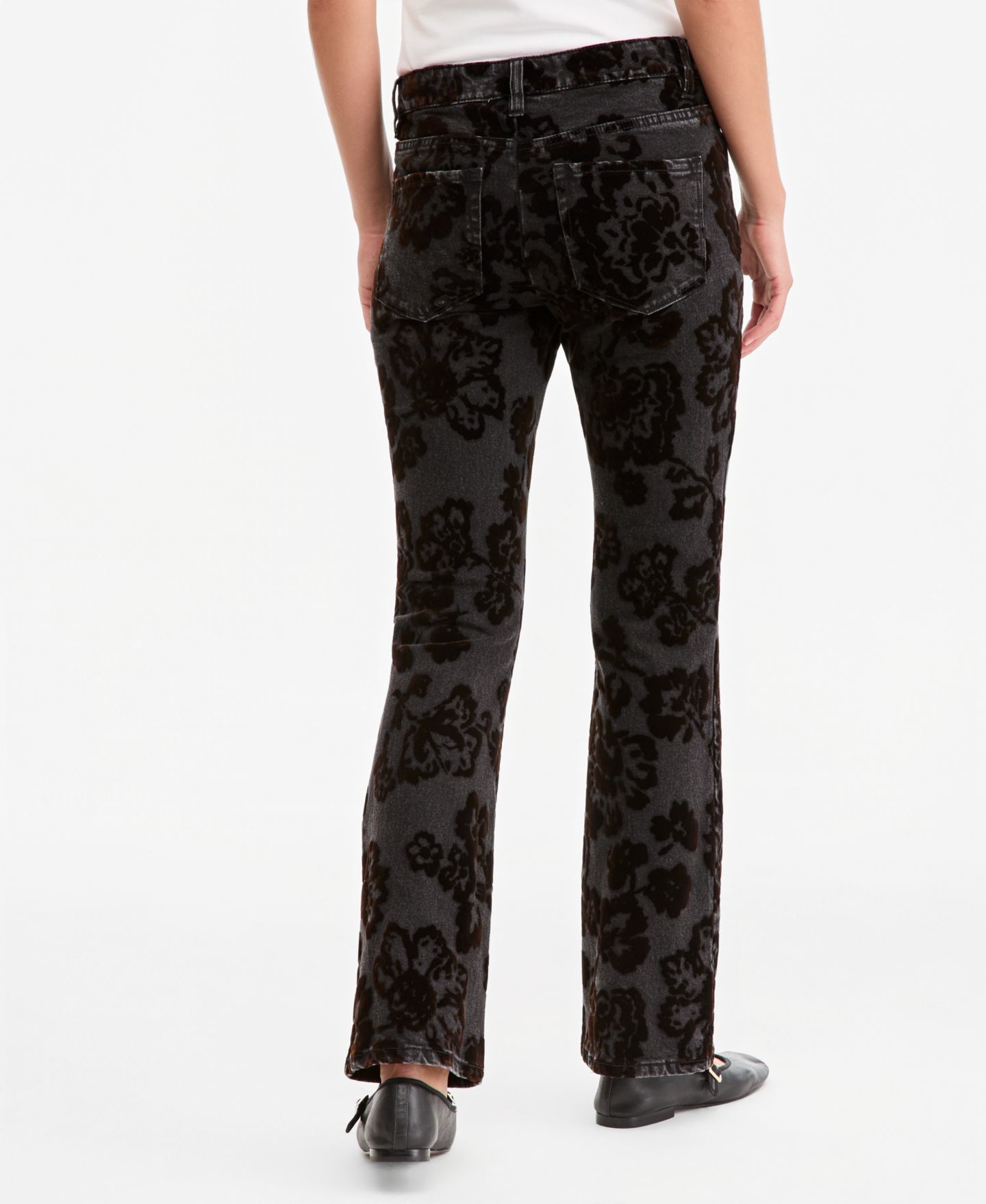 Женские брюки And Now This Petite Flocked Floral-Print Flared-Leg Denim, цвет: Тёмный коричневый — фото 4