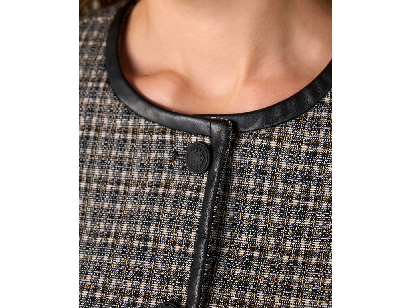 Женский пиджак Liverpool Los Angeles Petite Cropped Collarless Plaid Blazer, цвет: Чёрный / Рыжевато-коричневый клетчатый — фото 2