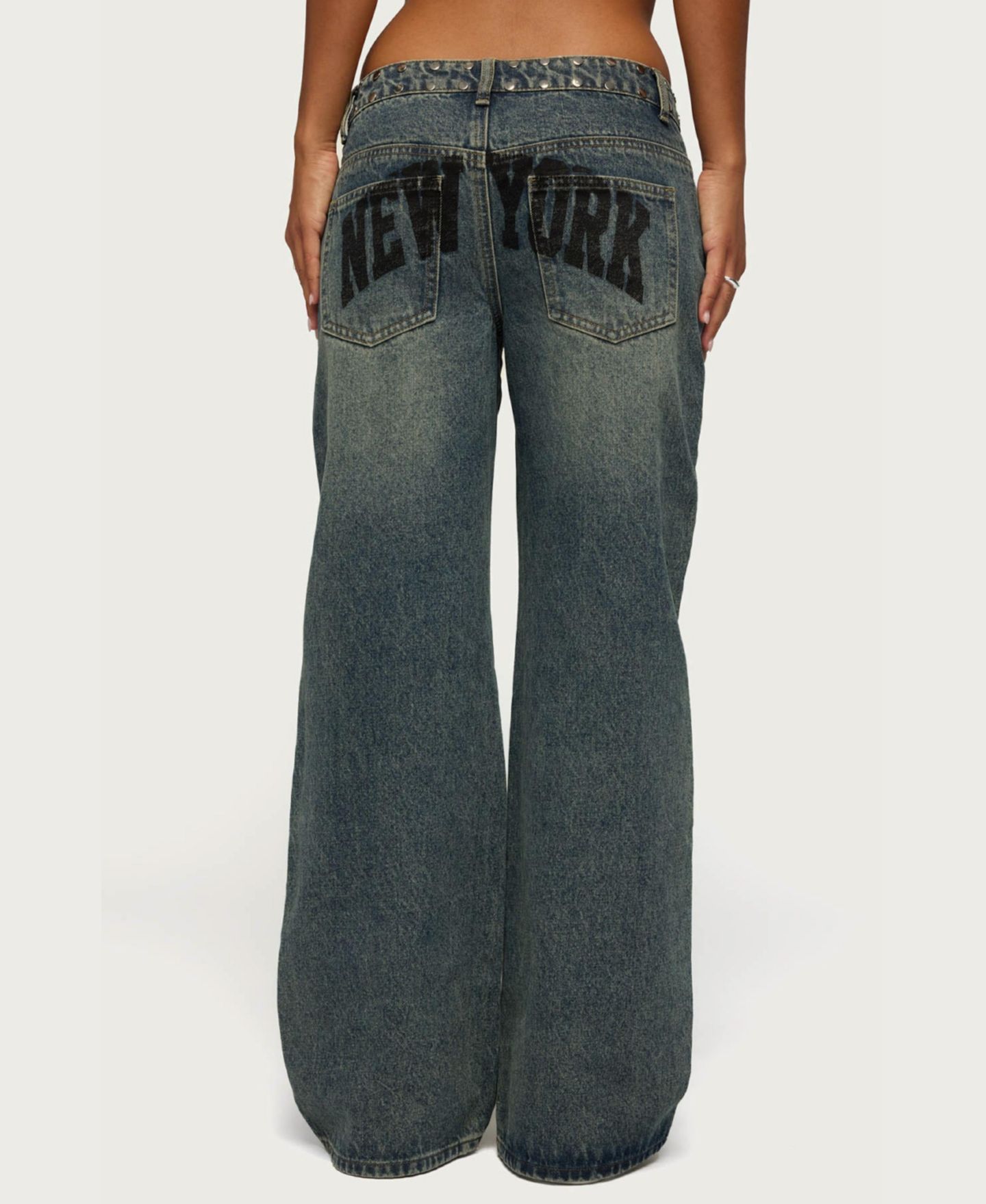 Женские джинсы Edikted Nyc Low-Rise Baggy Studded, цвет: Синий потёртый — фото 2