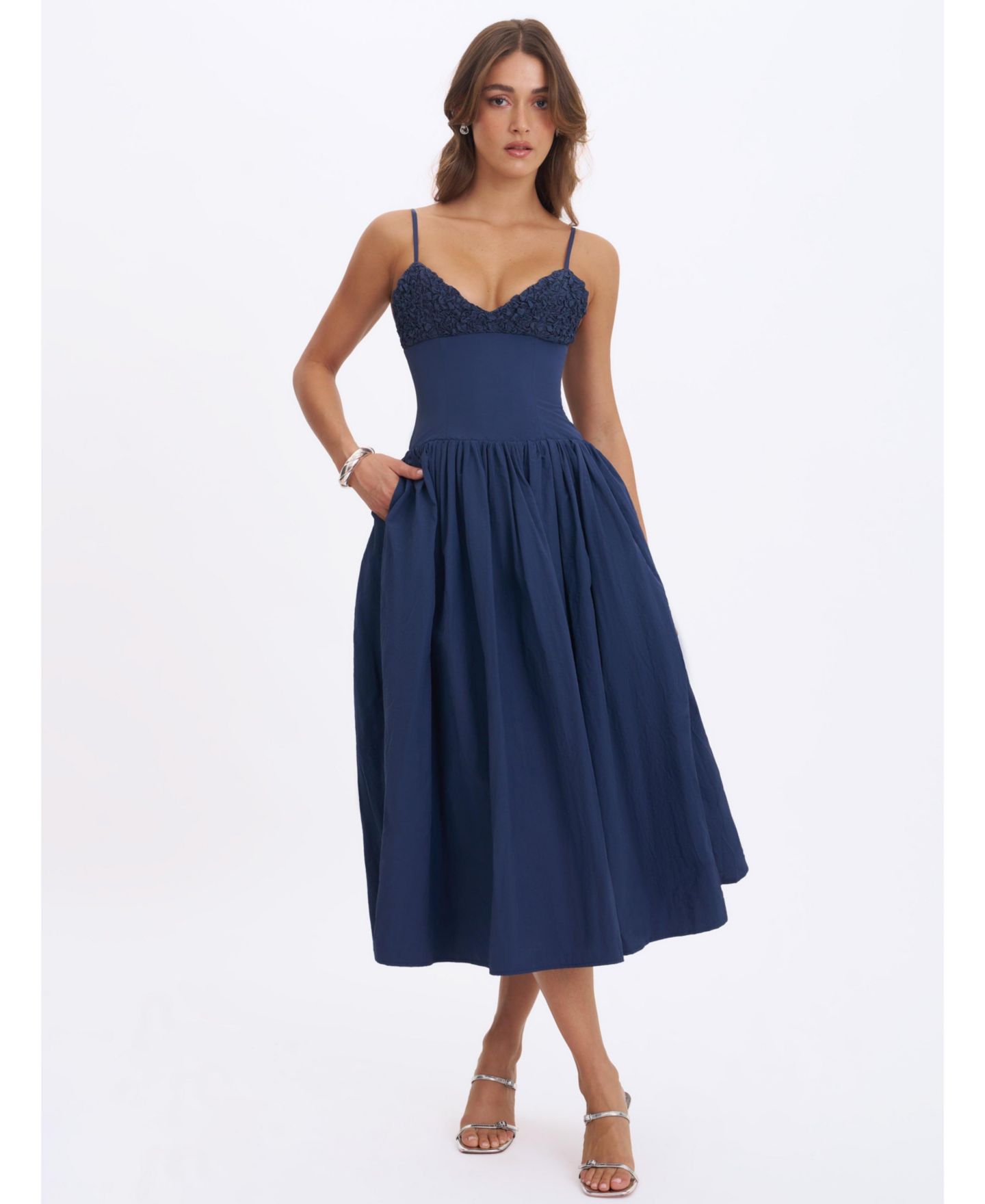 Женское платье Miss Circle Ailani Smocked Sweetheart Midi, цвет: Тёмно-синий — фото 4