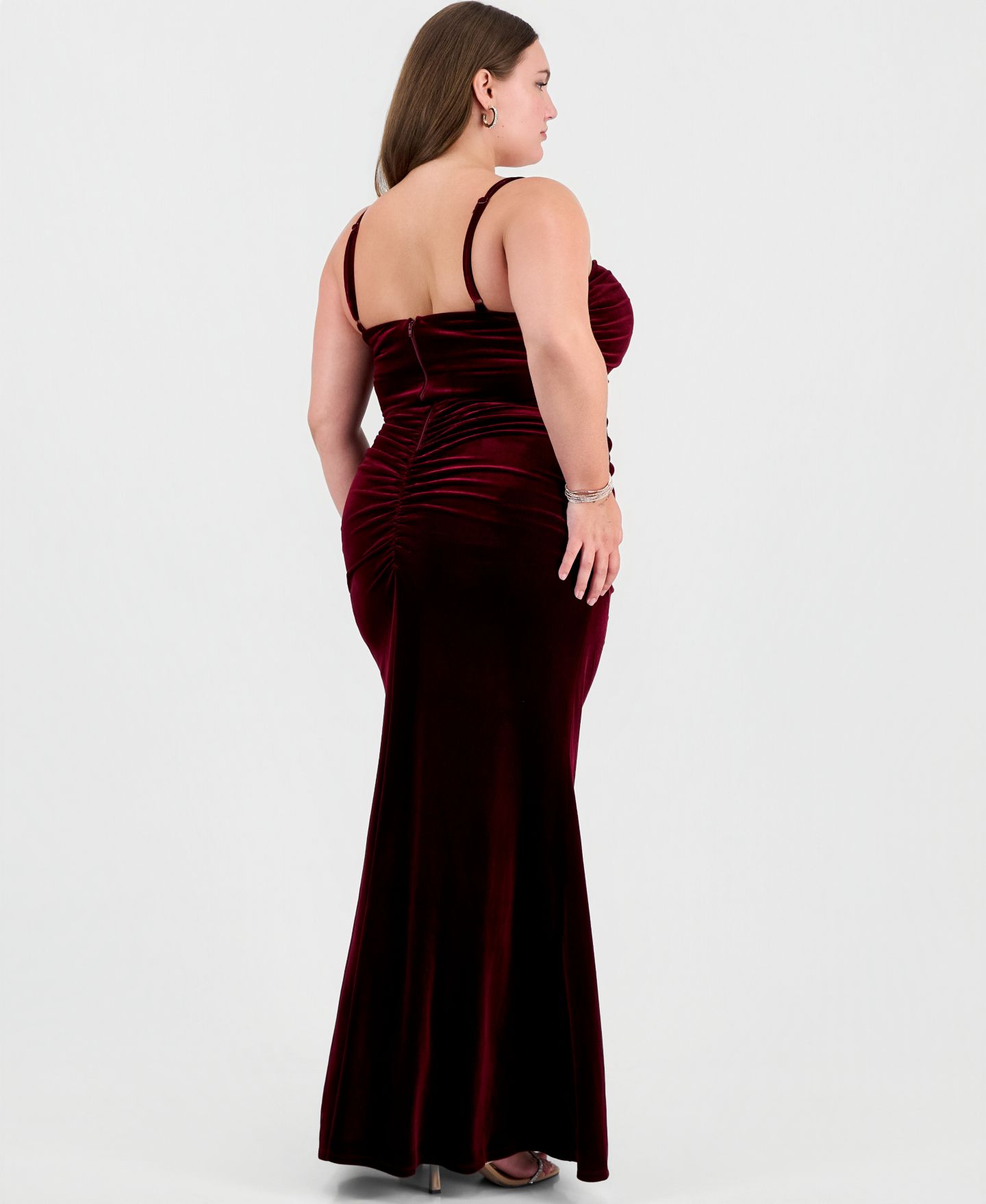 Женское платье City Studios Plus Size Velvet Ruched Sweetheart Neckline Gown, цвет: Каберне — фото 3