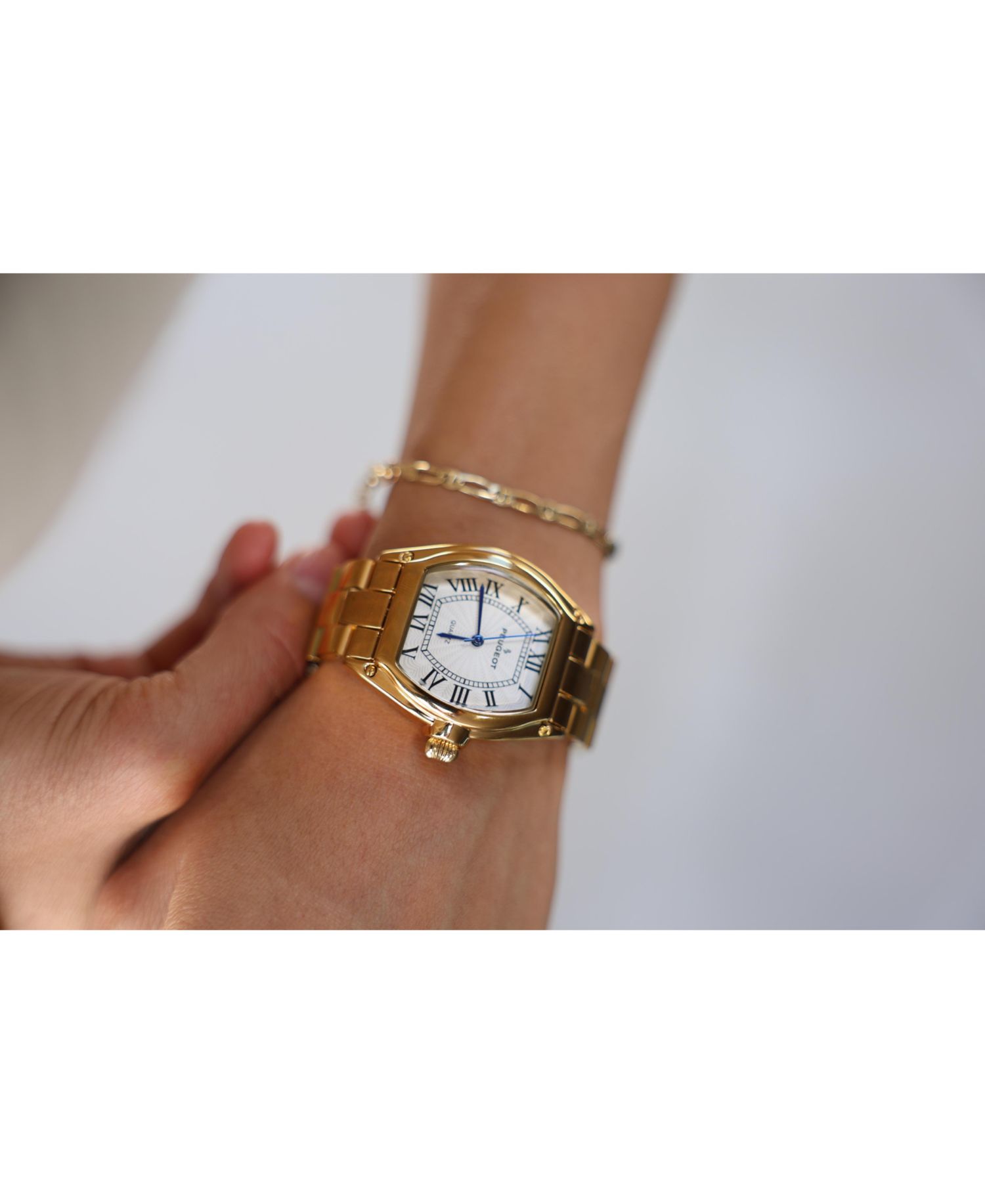 Women's Gold Status Bracelet Watch Barrel Shape Roman Dial Gold-Tone Bracelet Strap