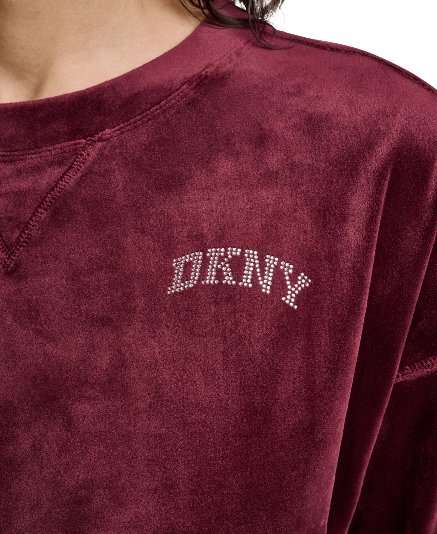 Женский свитер DKNY Sport Super-Soft Velour Relaxed-Fit High-Low Crewneck Pullover Top with Varsity Rhinestone Logo, цвет: Бордово-красный — фото 8