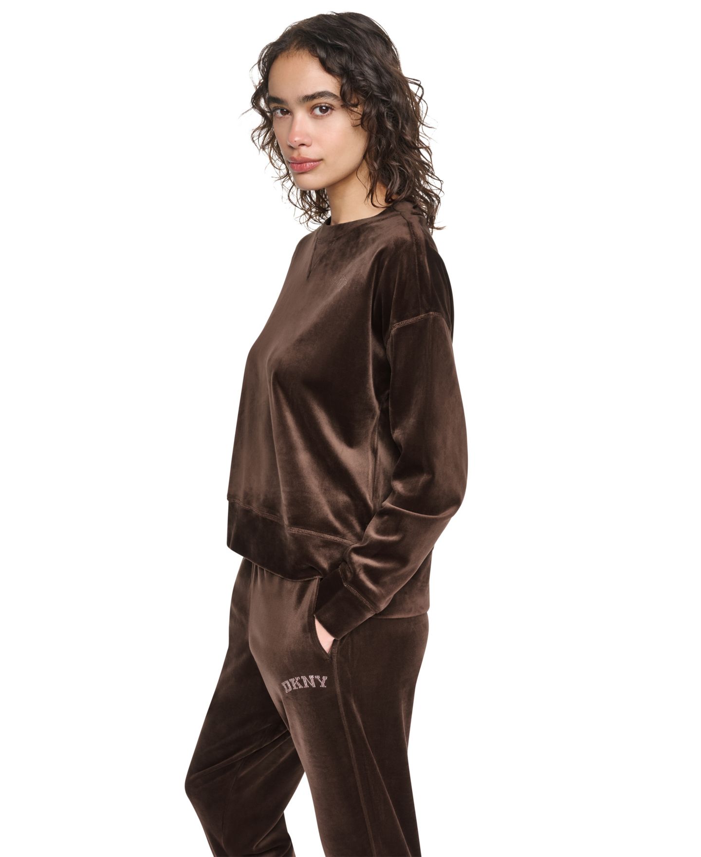 Женский свитер DKNY Sport Super-Soft Velour Relaxed-Fit High-Low Crewneck Pullover Top with Varsity Rhinestone Logo, цвет: Бордово-красный — фото 17