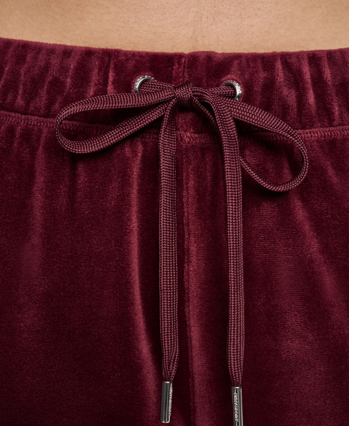 Женские брюки DKNY Sport Mid-Rise Super-Soft Velour Rhinestone Logo Jogger, цвет: Чёрный — фото 22