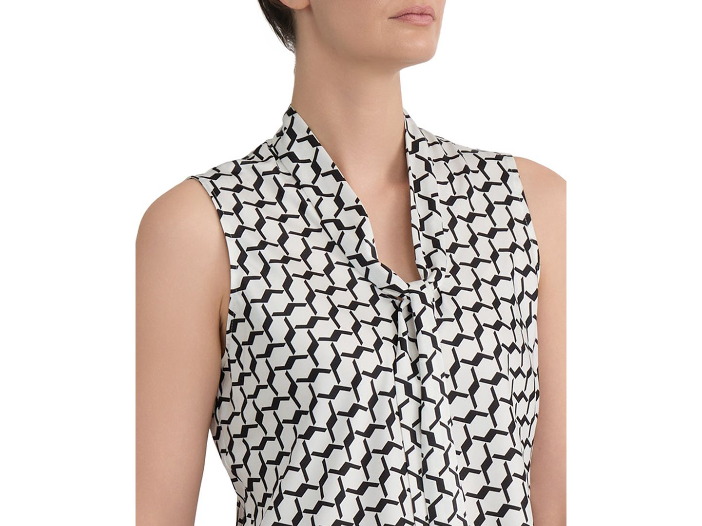 Женская блузка Kasper Geo-Print Tie-Neck Sleeveless Blouse, цвет: Ванильный ледяной / Чёрный — фото 6