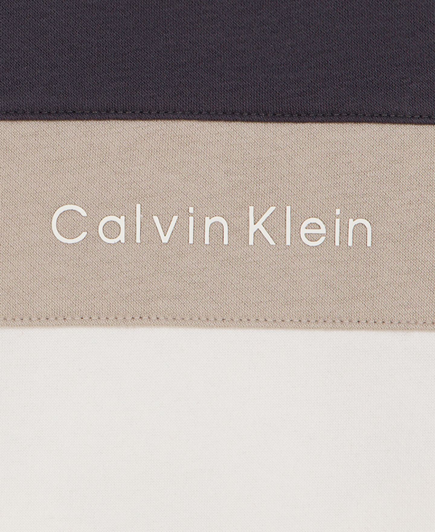 Детский комплект Calvin Klein: свитшот из хлопковой смеси в стиле колор-блок и брюки, 2T-7, цвет: Слоновая кость / Тёмно-синий — фото 7