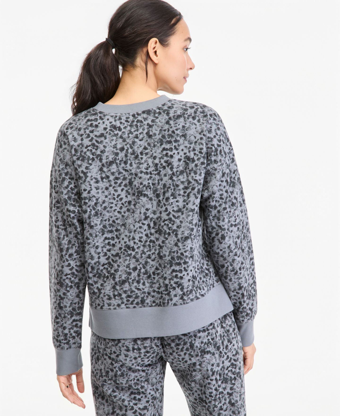 Женский свитер ID Ideology Soft Paw Animal-Print Long-Sleeve Fleece Crewneck Pullover, цвет: Soft Paw - Shark — фото 4