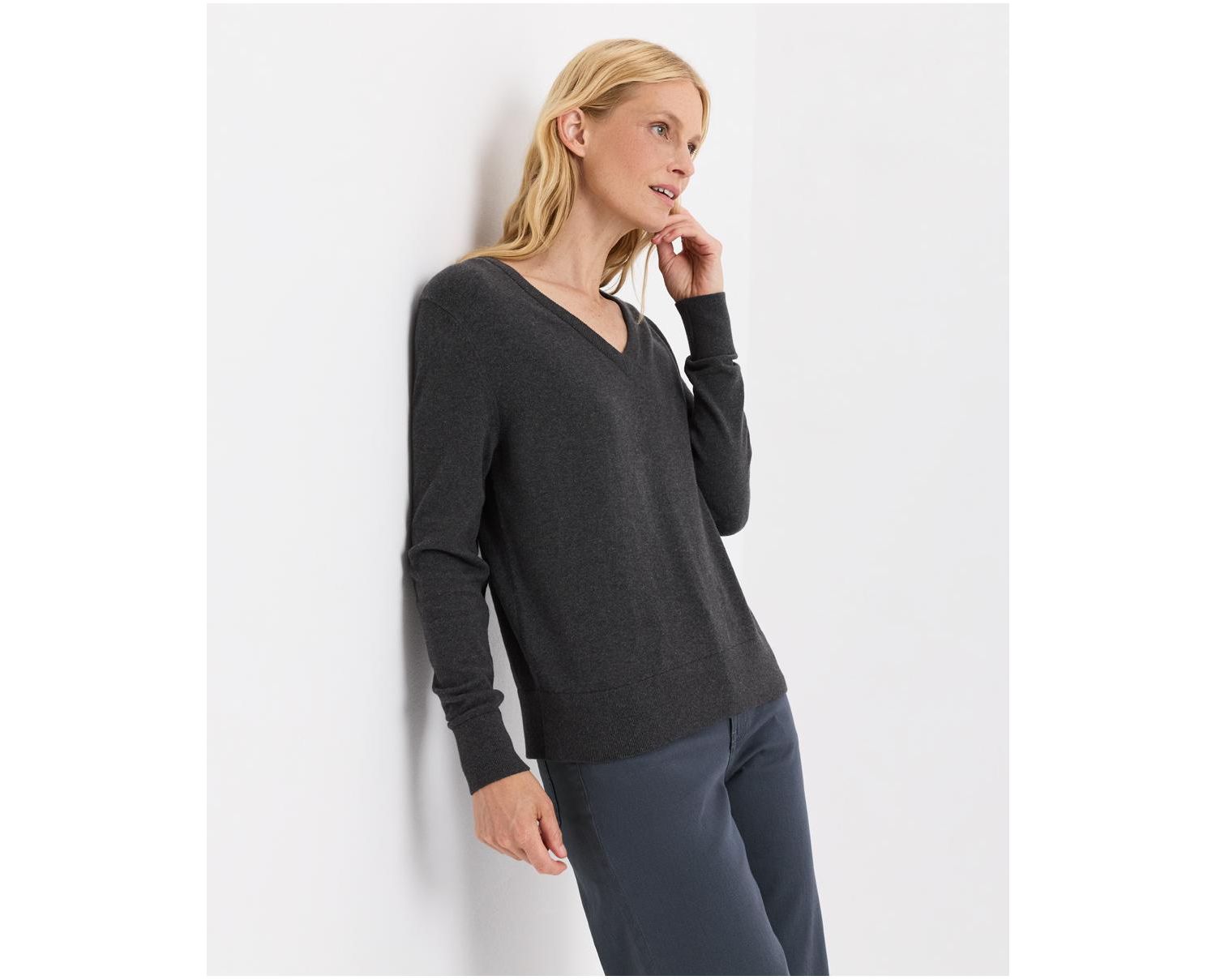 Women's Essential Long-Sleeve V-Neck Sweater