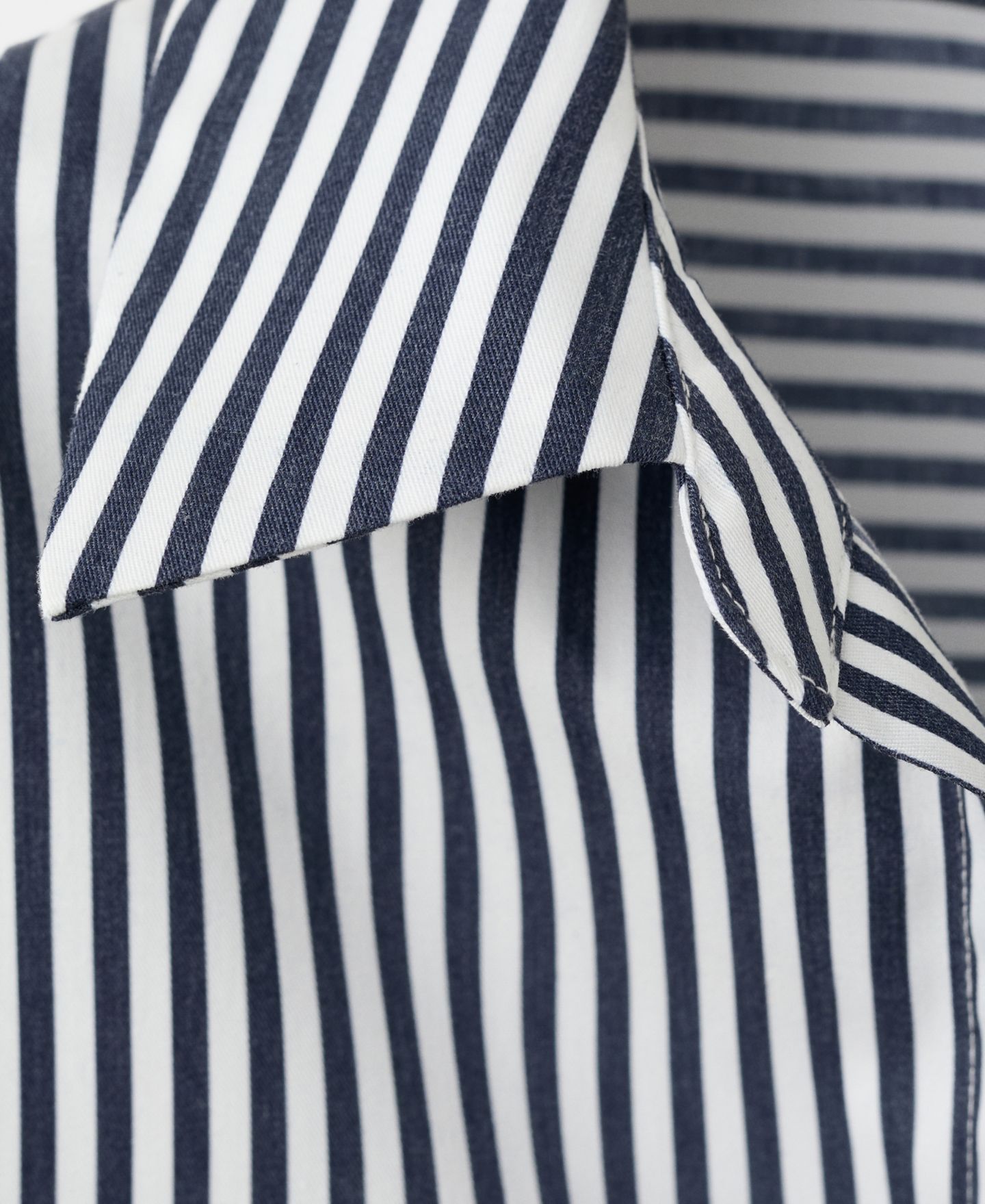 Женская рубашка Mango Striped Long-Sleeve Button-Down, цвет: Тёмно-синий — фото 2