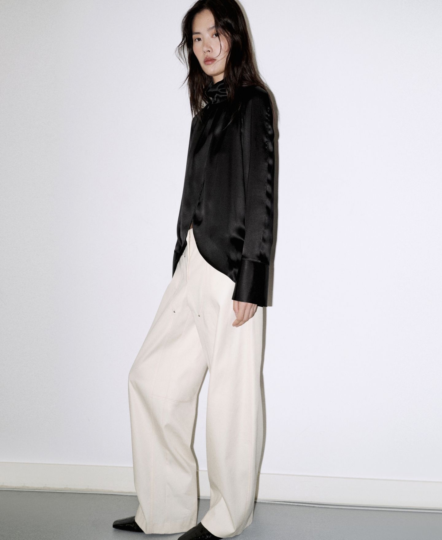 Женская блузка Mango Selection Mock Neck Long Sleeves with Slit at Cuffs Silk, цвет: Чёрный — фото 3