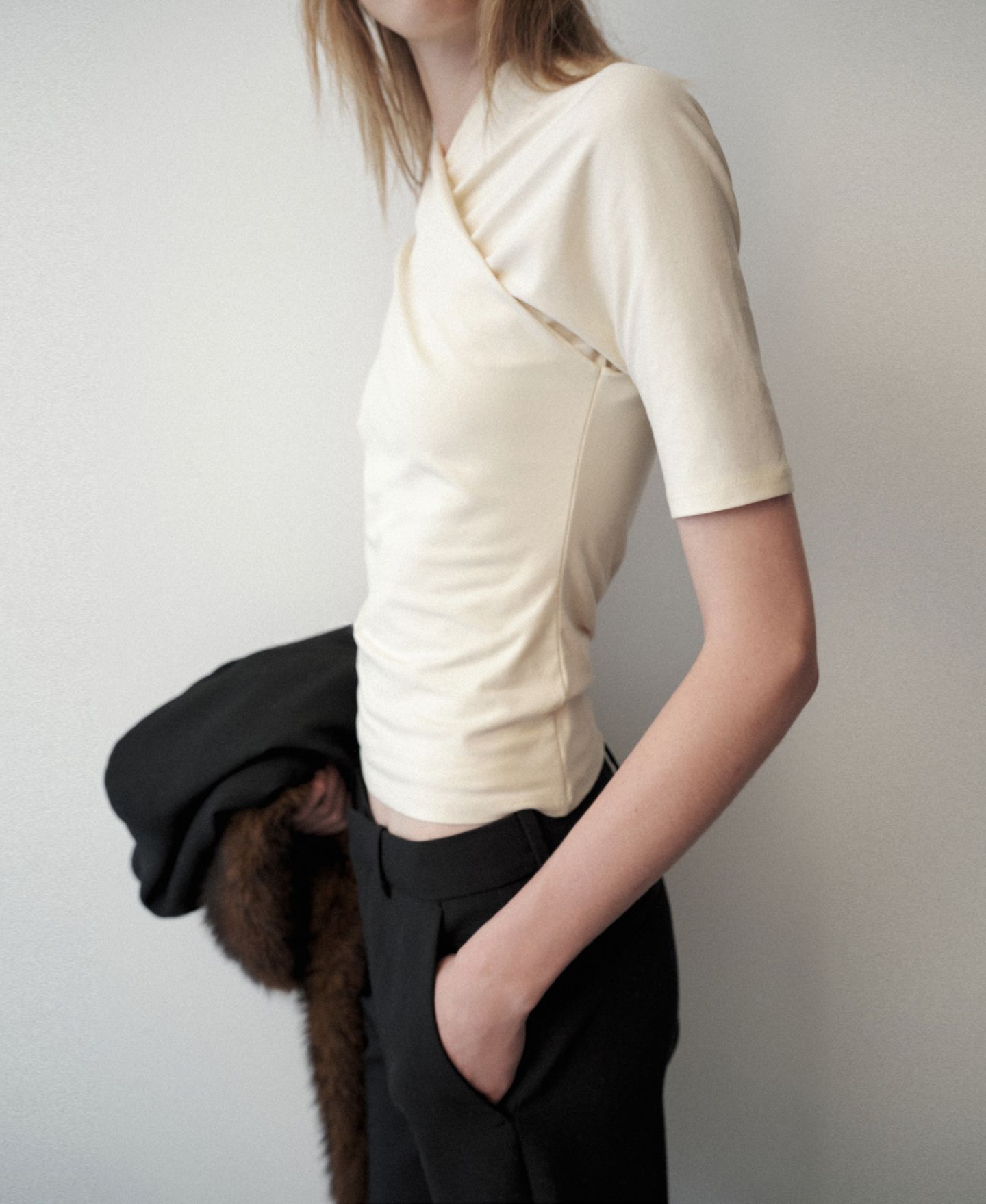 Женский топ Mango Selection Fitted Wrap-Effect, цвет: Экрю — фото 4