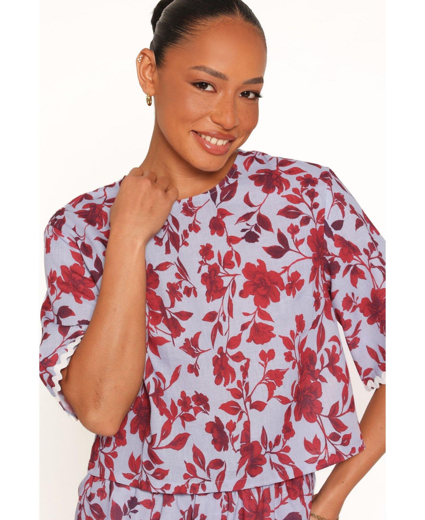 Женский комплект Petal and Pup Hilde High-Waisted Floral Linen-Blend Top and Shorts, 2-Piece Set, цвет: Бордовый с принтом — фото 4