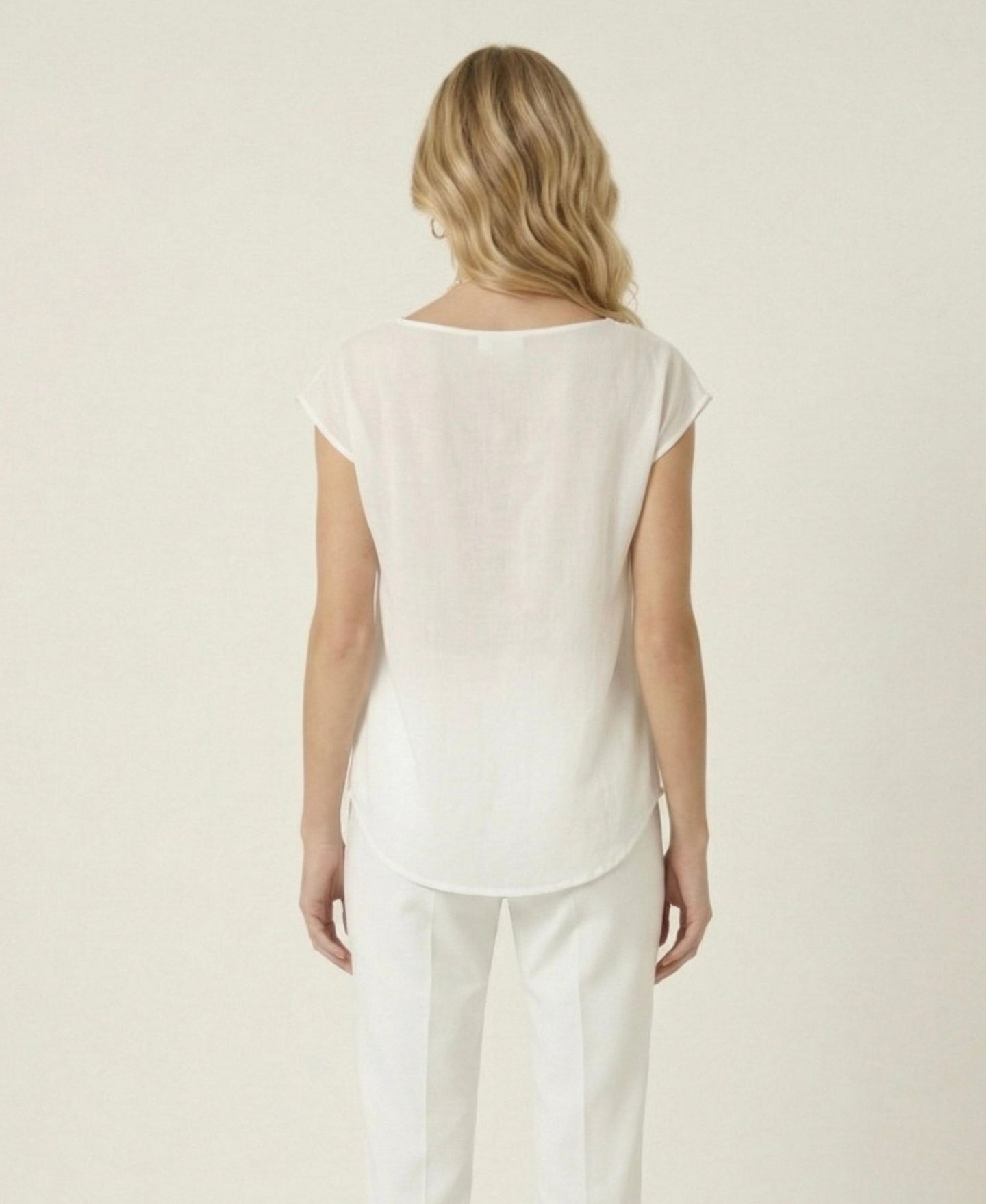 Женская блузка Modenaire Draped Cowl-Neck Asymmetrical Overlay, цвет: Слоновая кость — фото 3
