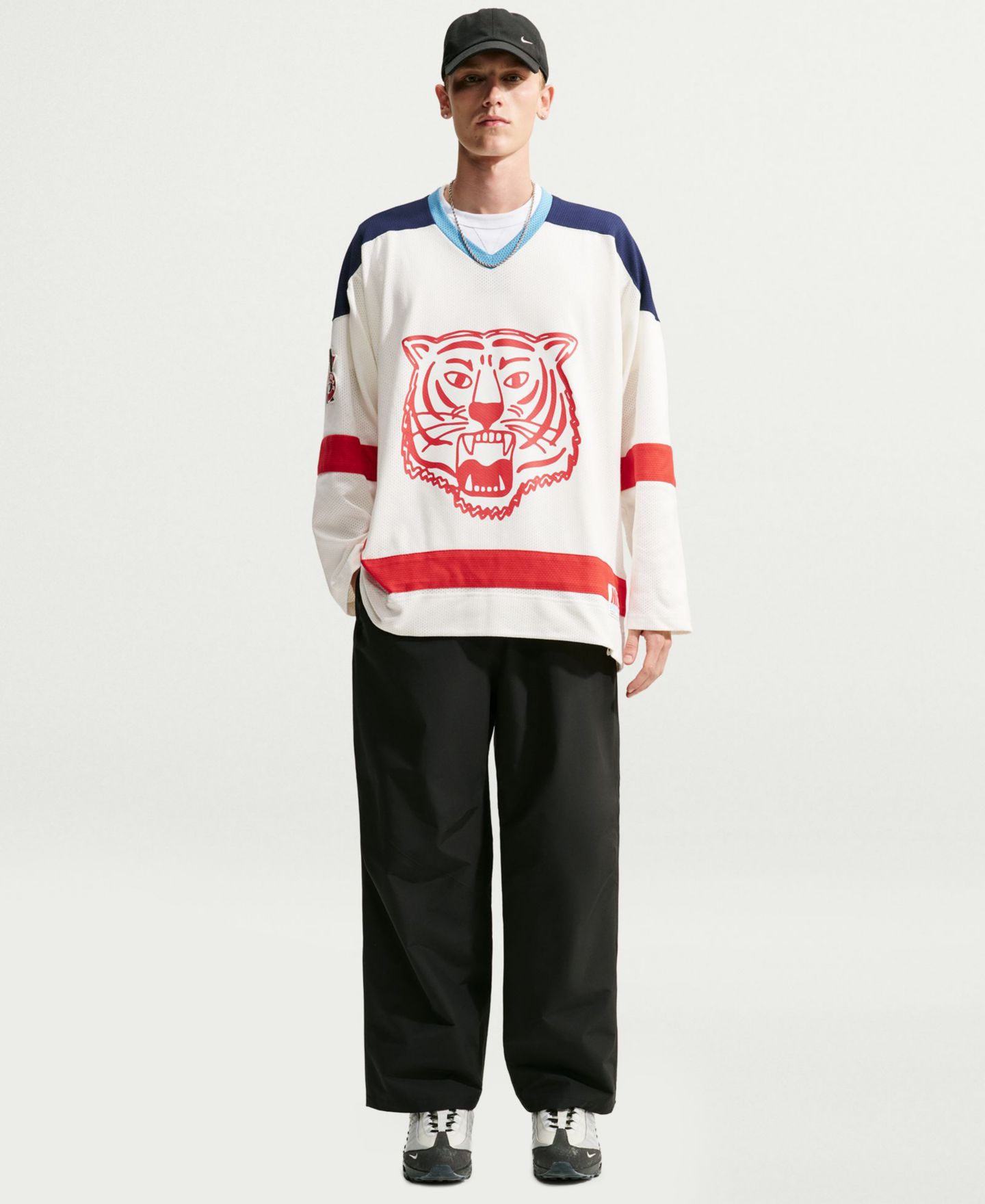 Мужской топ Nike Sportswear Club Long-Sleeve Graphic Hockey Jersey, цвет: Молочный / Тёмно-синий — фото 2