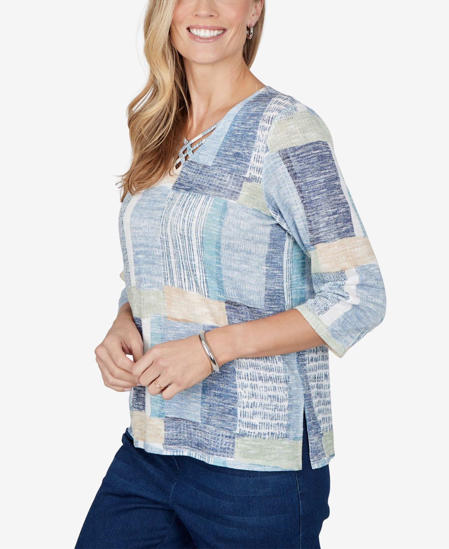 Женская блузка Alfred Dunner Petite 3/4-Sleeve V-Neck Side-Slit, цвет: Синий разноцветный — фото 2