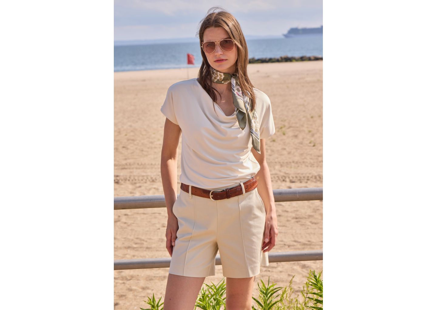 Женские шорты LYSSE Amanda Pull-On Mid-Rise Stretch-Twill Shorts, 6" Inseam, цвет: Бежевый — фото 7