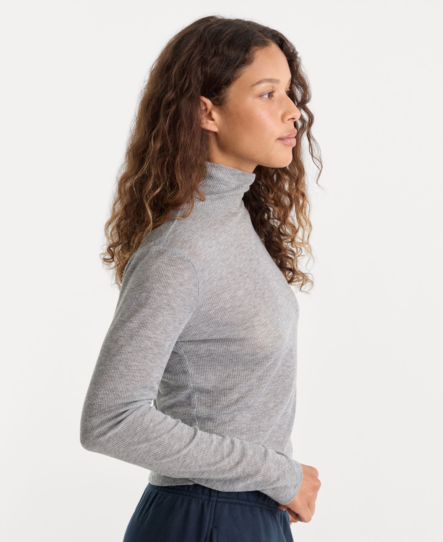 Женский топ Good American Sheer Ribbed Turtleneck, цвет: Чёрный — фото 9