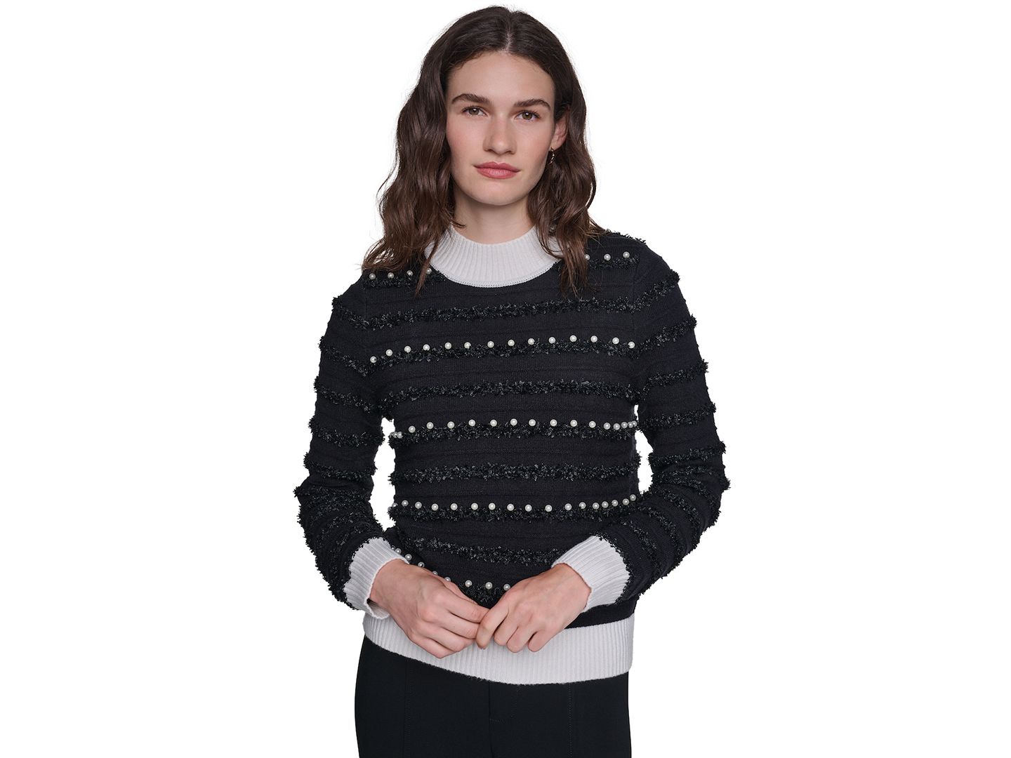 Женский свитер KARL LAGERFELD PARIS Petite All Over Imitation Pearl Mock Neck Long-Sleeve Striped, цвет: Чёрный / Мягкий белый — фото 1