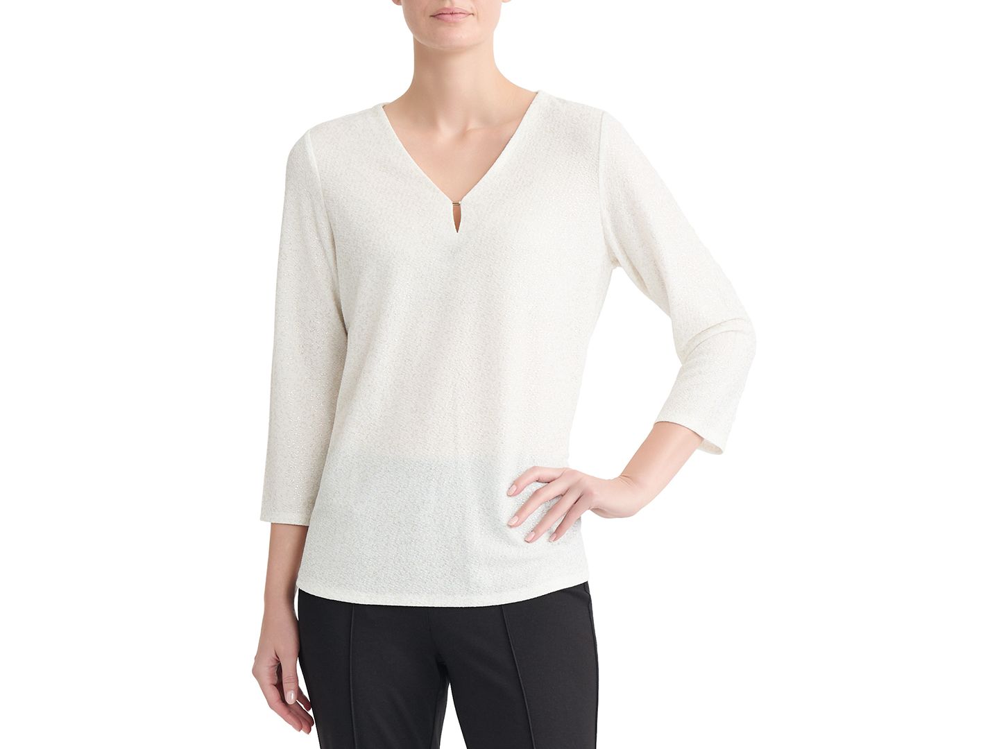 Женский топ Jones New York Petite 3/4-Sleeve V-Neck Metallic, цвет: Белый песочный / Золотой — фото 1