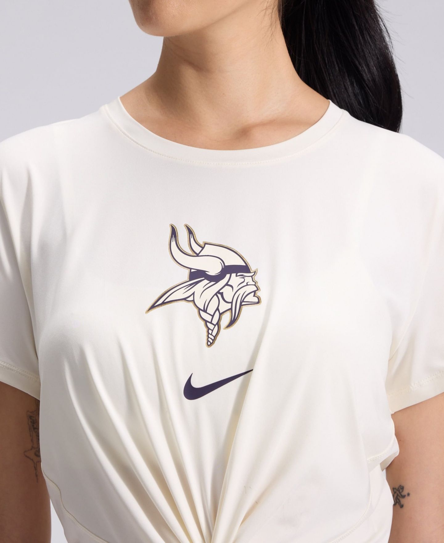 Женская футболка Nike Cream Minnesota Vikings 2026 Rivalries Collection Classic Twist Cropped — фото 8