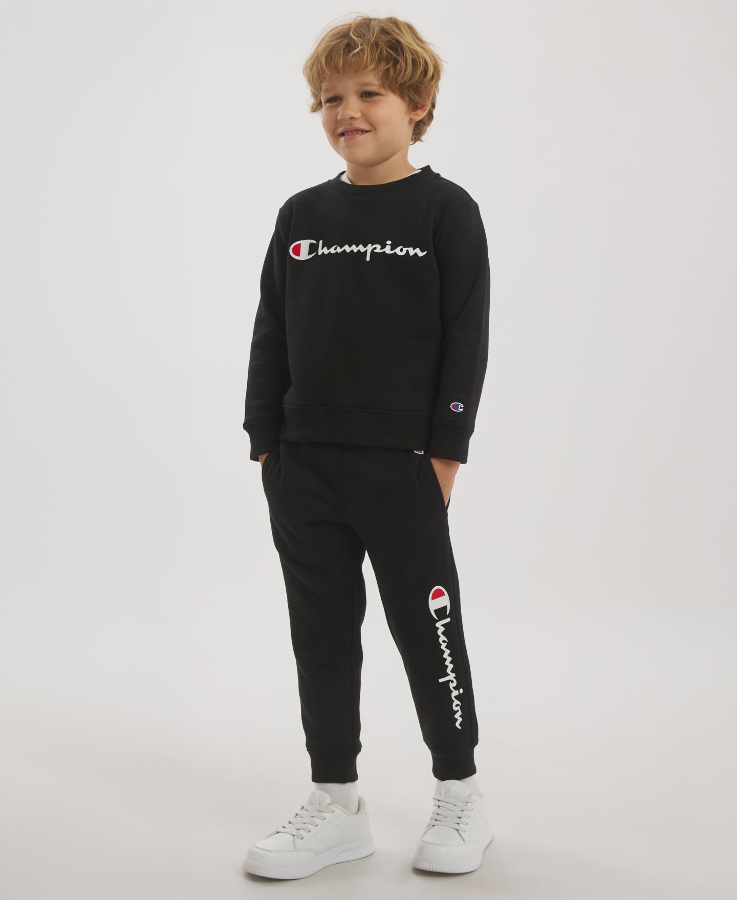 Комплект Champion Signature Logo Fleece Long-Sleeve Sweatshirt and Joggers, 2-Piece Set для мальчиков, цвет: Чёрный оникс — фото 5