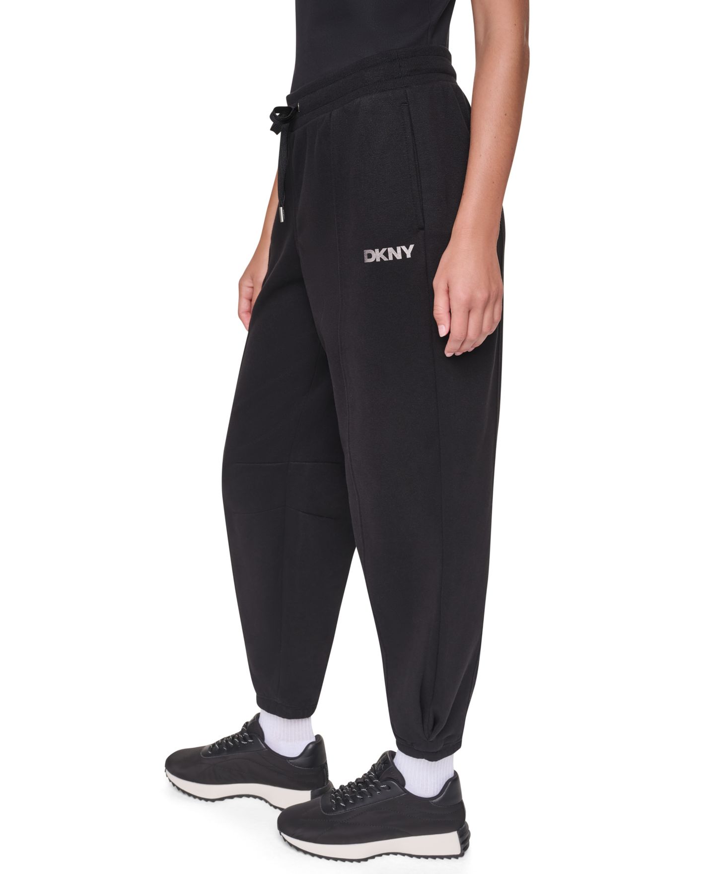 Женские брюки DKNY Sport Foil Logo Mid-Rise Barrel Leg Joggers with Pockets, цвет: Чёрный / Железный графитовый — фото 3