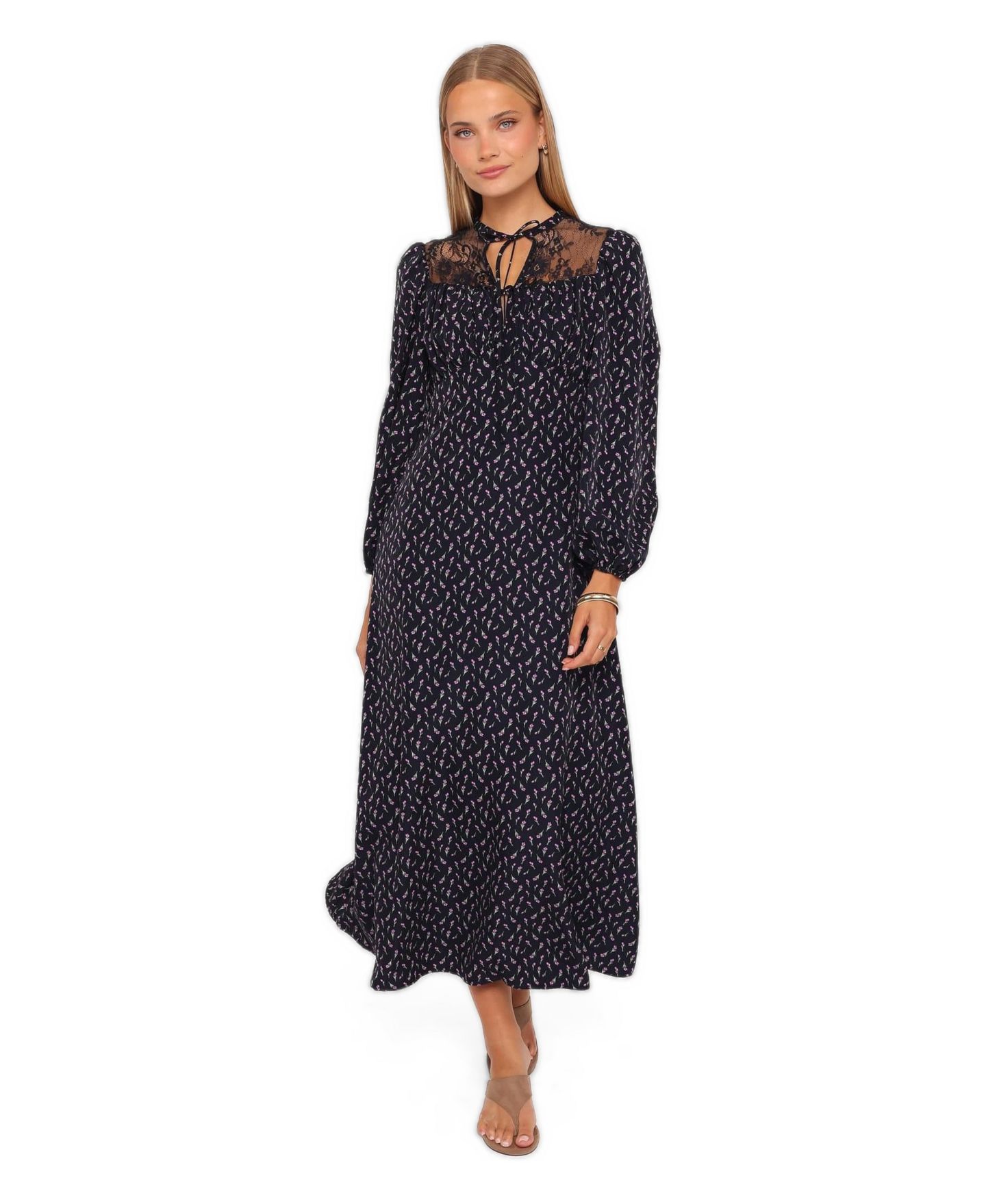Женское платье Petal and Pup Tillie High Tie-Neck Lace Maxi, цвет: Тёмно-синий с принтом — фото 1