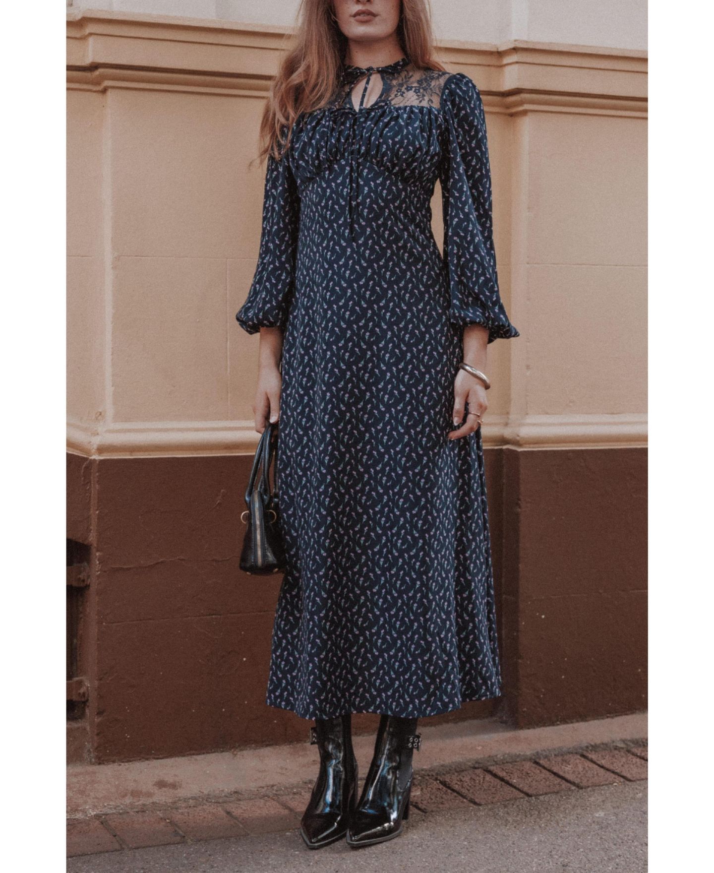 Женское платье Petal and Pup Tillie High Tie-Neck Lace Maxi, цвет: Тёмно-синий с принтом — фото 6