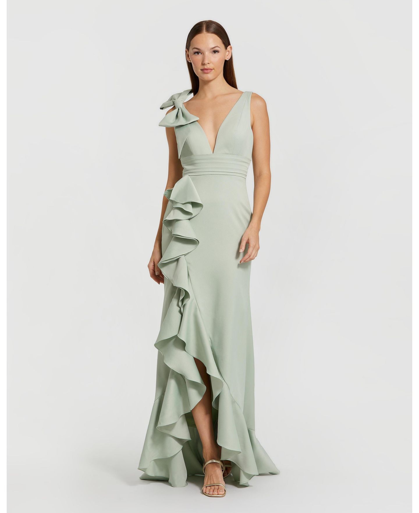 Женское платье Mac Duggal Crepe Sleeveless Ruffled V-Neck Gown With Bow — фото 17