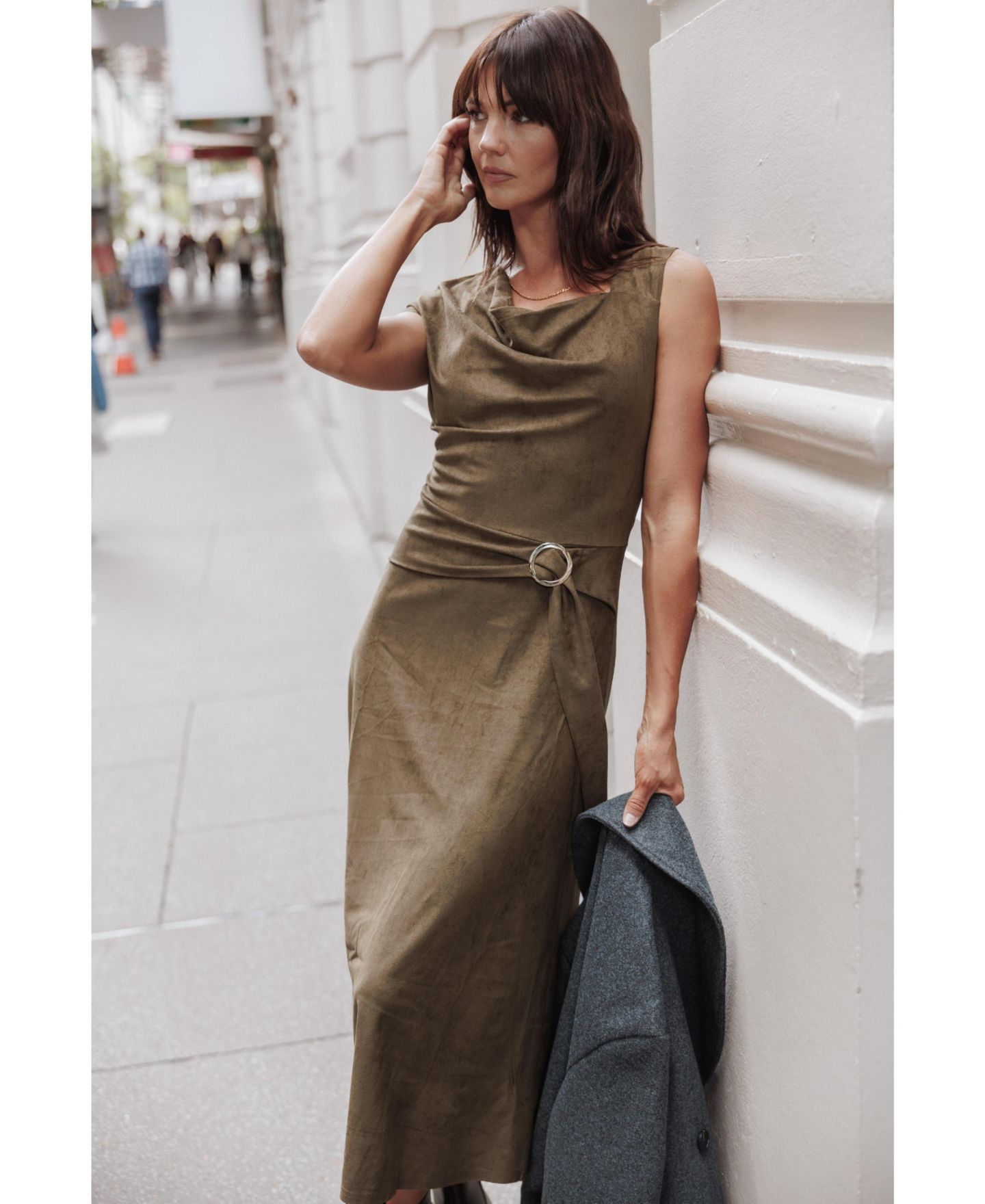 Женское платье Petal and Pup Lovlin Asymmetrical Cowl Neck Sleeveless Faux Suede Maxi, цвет: Оливковый — фото 5