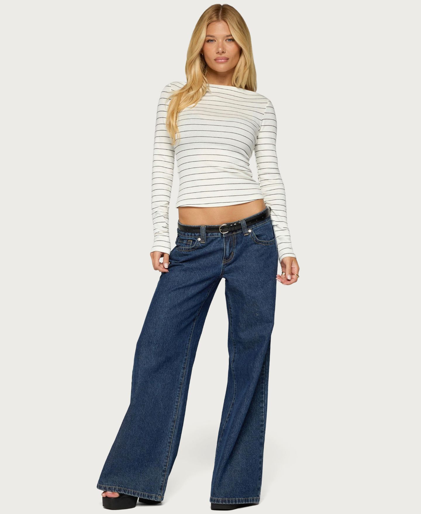 Женская футболка Edikted Tamarya Long-Sleeve Boat Neck Cropped, цвет: Кремовый тёмный серый — фото 3