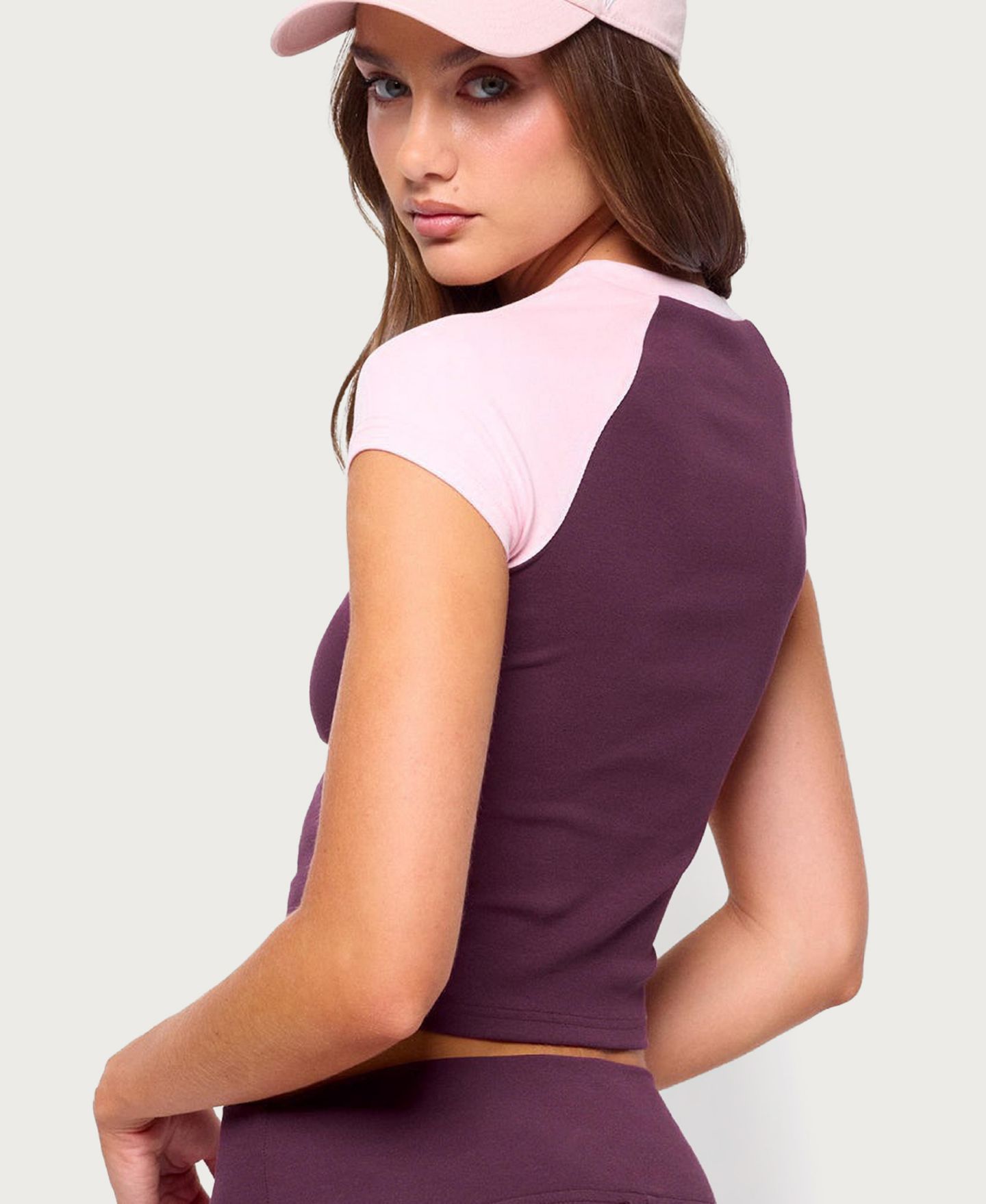 Женская футболка Edikted Anlie Crewneck Contrast Raglan Crop, цвет: Сливовый розовый — фото 2