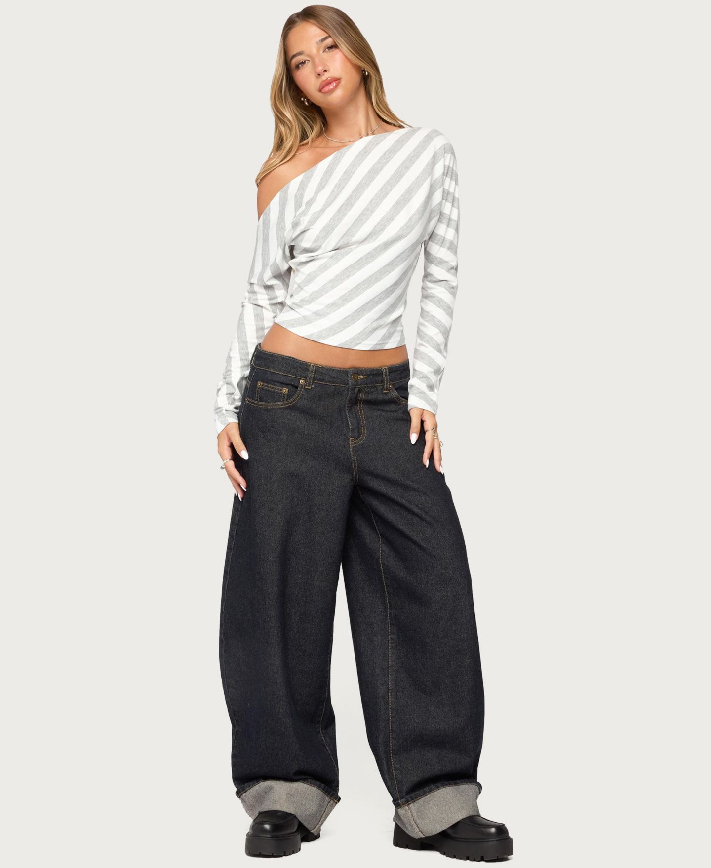 Женский топ Edikted Gaira Off-The-Shoulder Long-Sleeve Striped, цвет: Серый меланжевый белый — фото 3