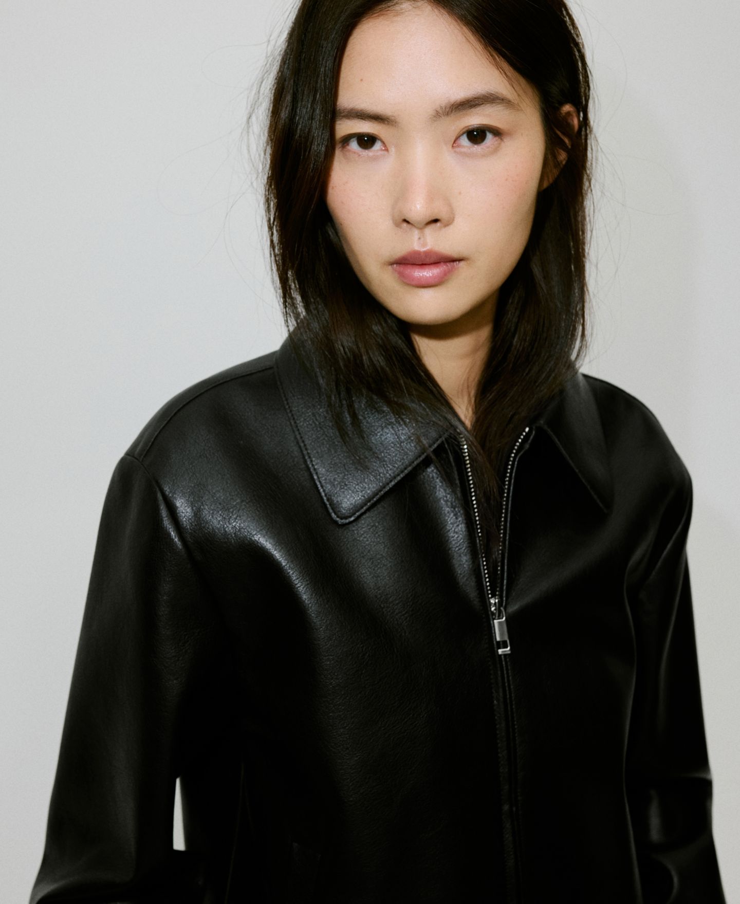 Женская куртка Mango Faux Leather Zip-Up, цвет: Чёрный — фото 10