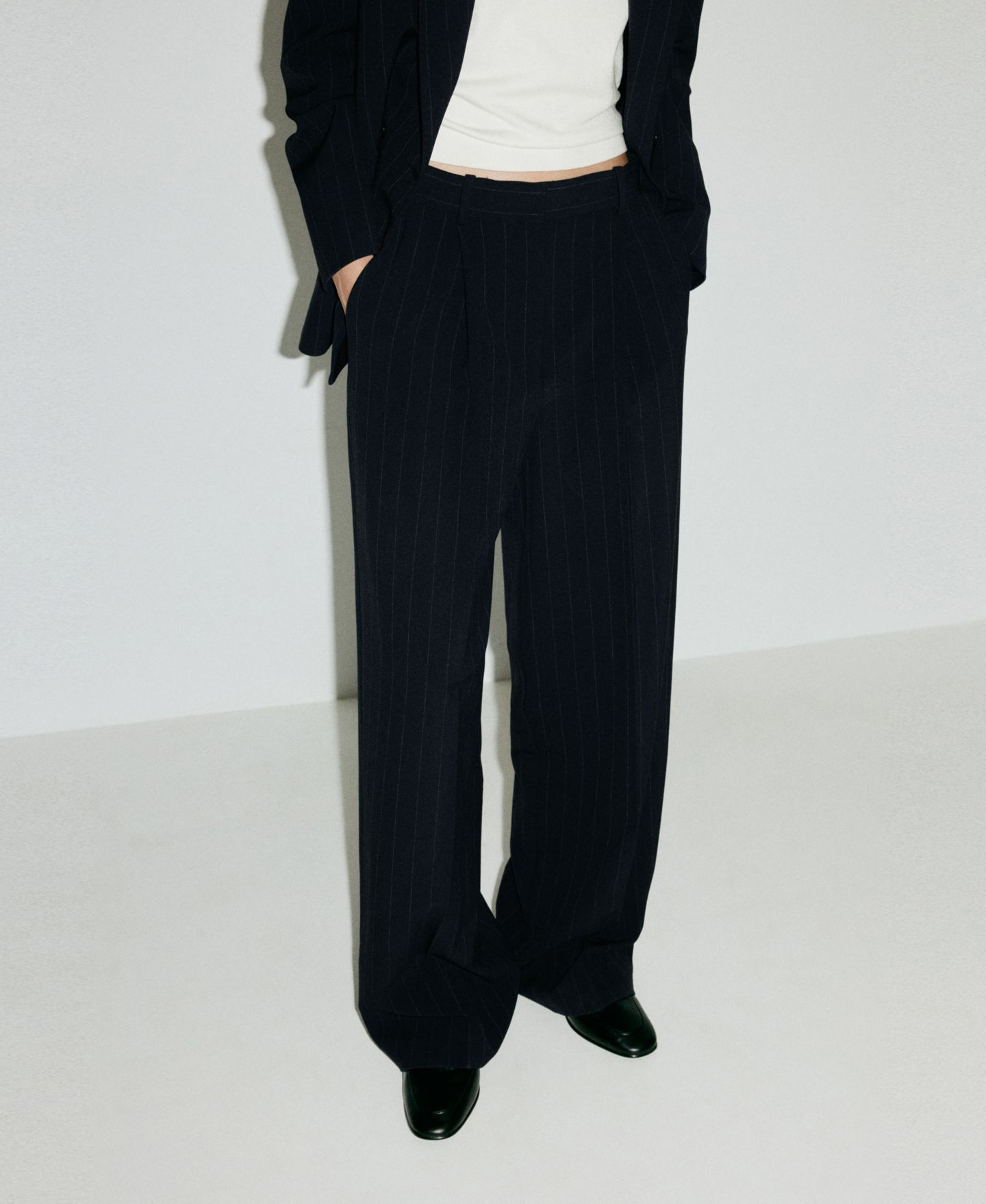 Женские брюки Mango Pinstripe Pleated Straight-Leg, цвет: Тёмно-синий — фото 10
