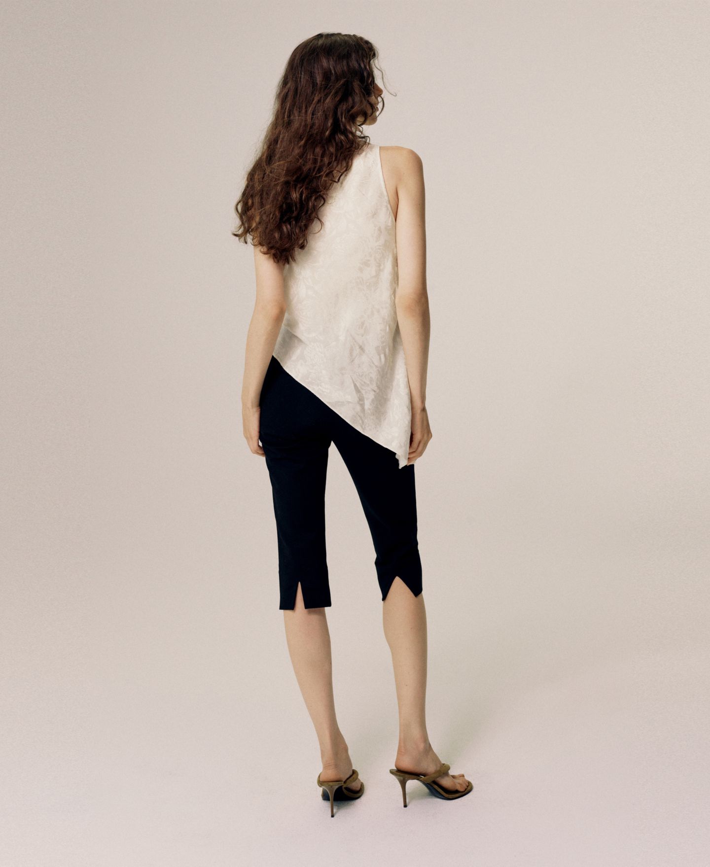 Женский топ Mango Asymmetrical Devore Cowl Neck Asymmetric Hem, цвет: Экрю — фото 4