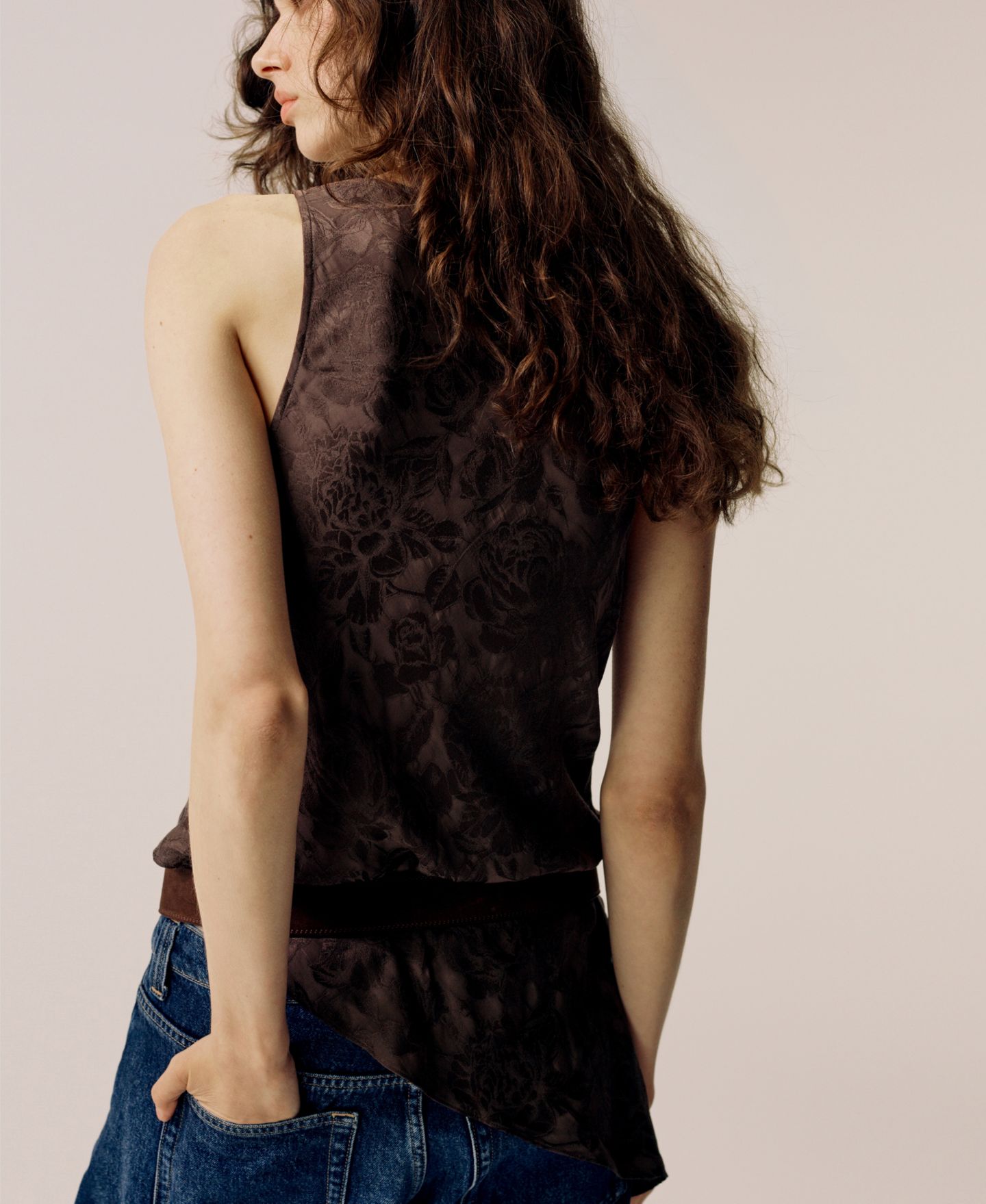 Женский топ Mango Draped-Halter Neck Sleeveless Asymmetric-Hem, цвет: Коричневый — фото 4