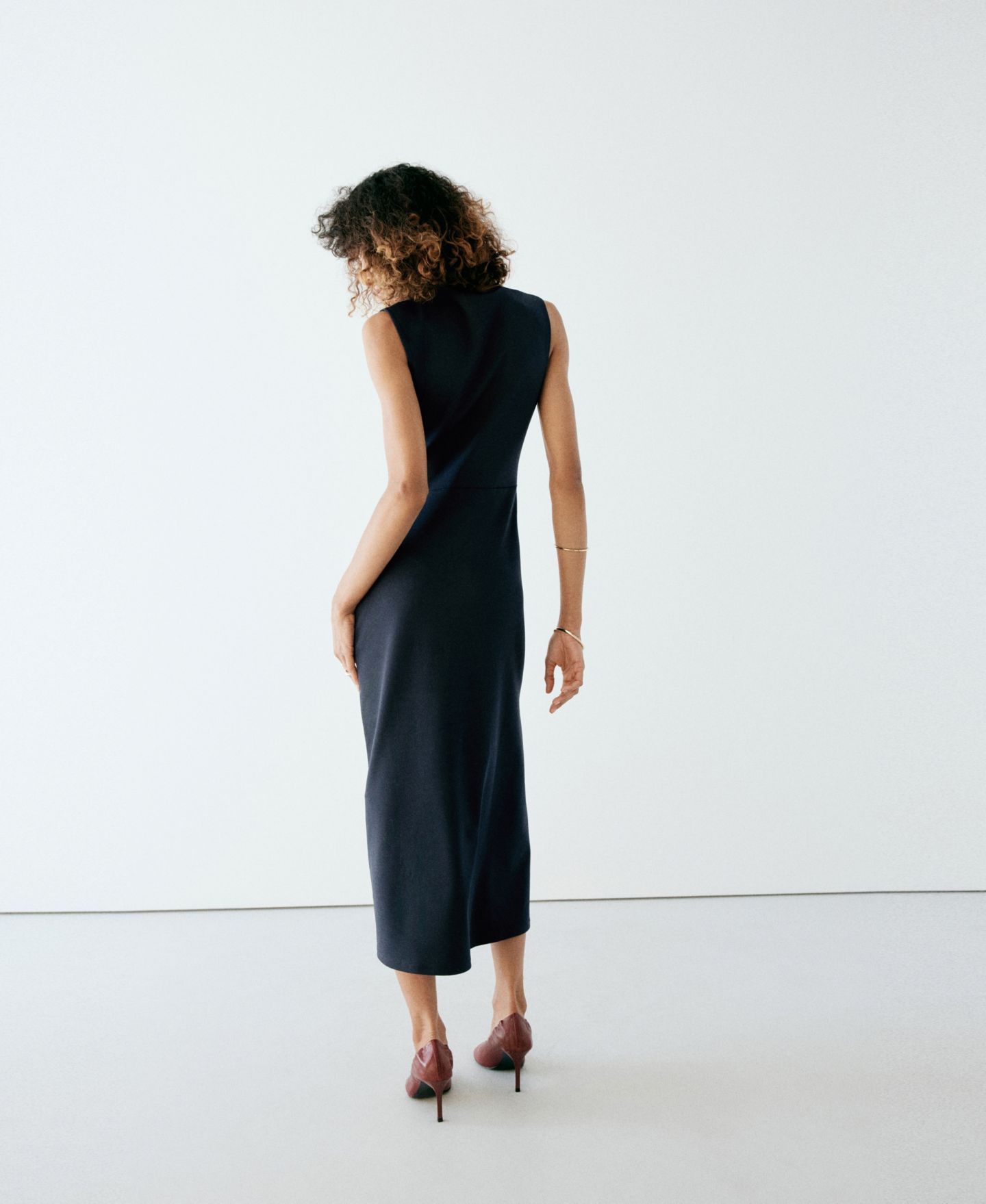 Женское платье Mango Asymmetric-Neck Ruched, цвет: Ночной синий — фото 6