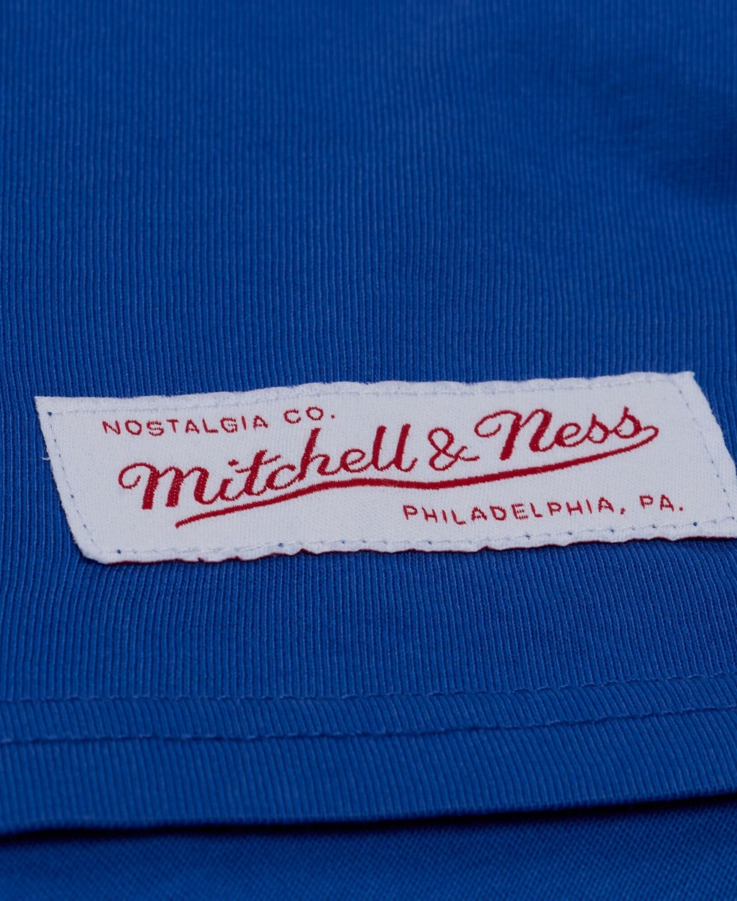 Женская футболка Mitchell & Ness Mitchell Ness Royal New York Giants Core Essentials Micro Logo Boxy Crop — фото 5